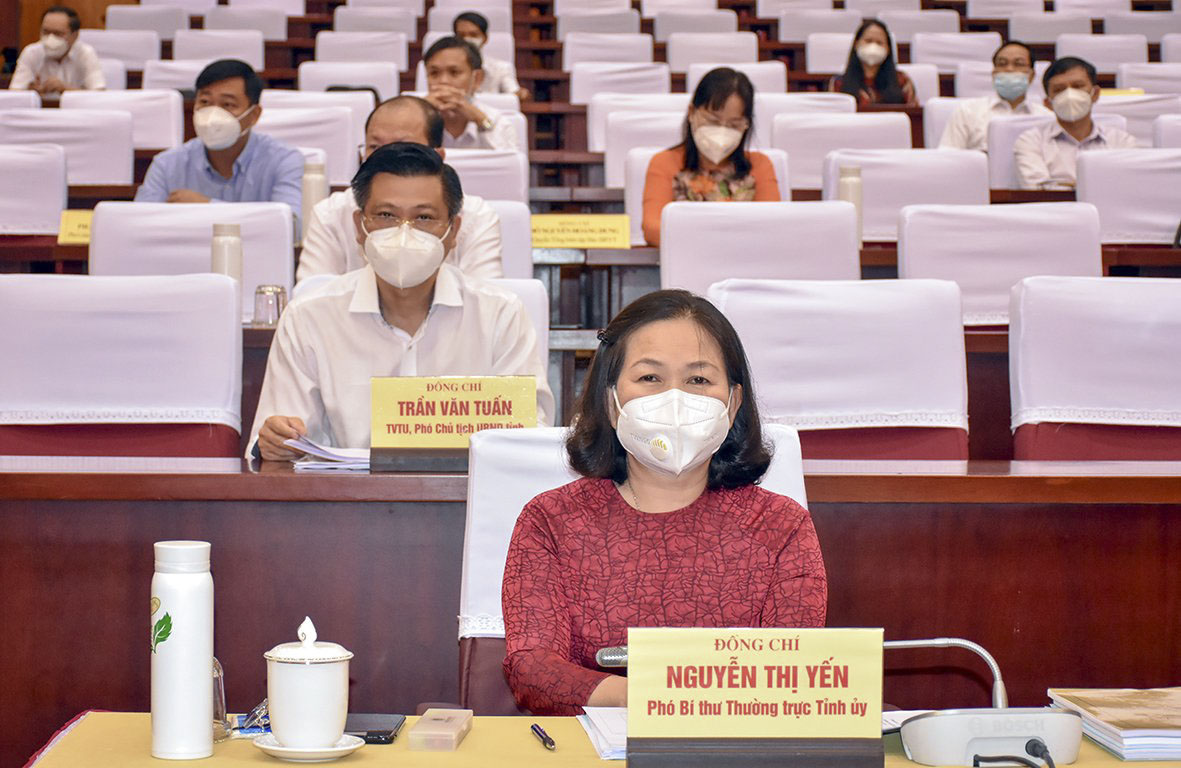 Bà Nguyễn Thị Yến Phó Bí thư Thường trực Tỉnh ủy, Trưởng Đoàn ĐBQH tỉnh, Phó Chủ tịch Hội đồng thi tham dự buổi quán triệt.