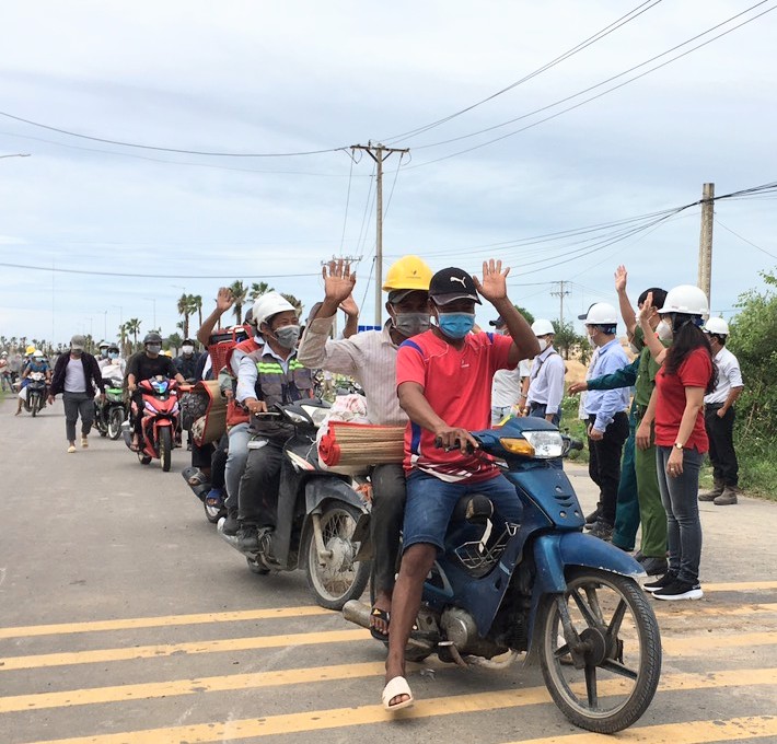 Công nhân trong khu phong tỏa vui mừng khi nhận được dỡ phong tỏa.