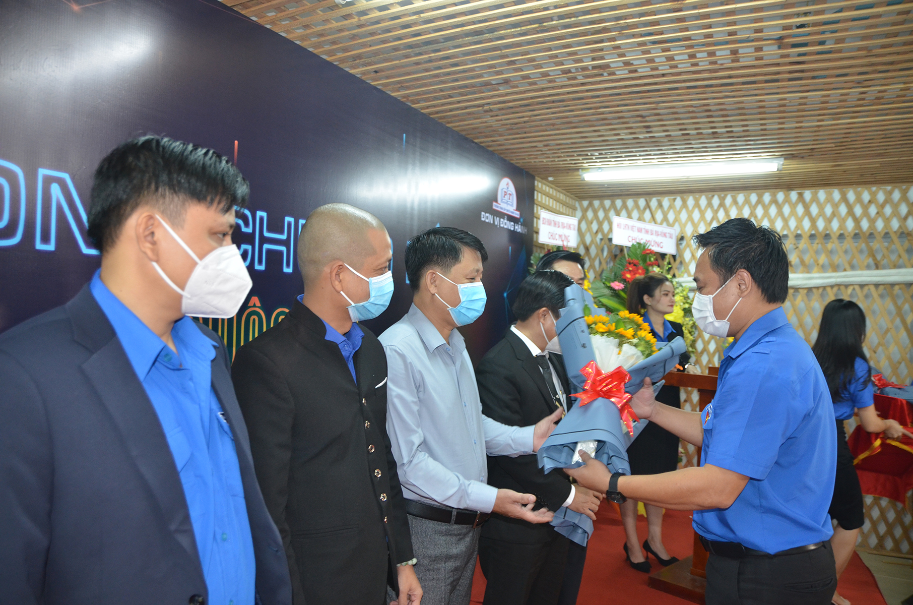 Anh Nguyễn Minh Triết, Phó Bí thư Tỉnh Đoàn, Chủ tịch Hội LHTN Việt Nam tỉnh tặng hoa cho Ban giám khảo.