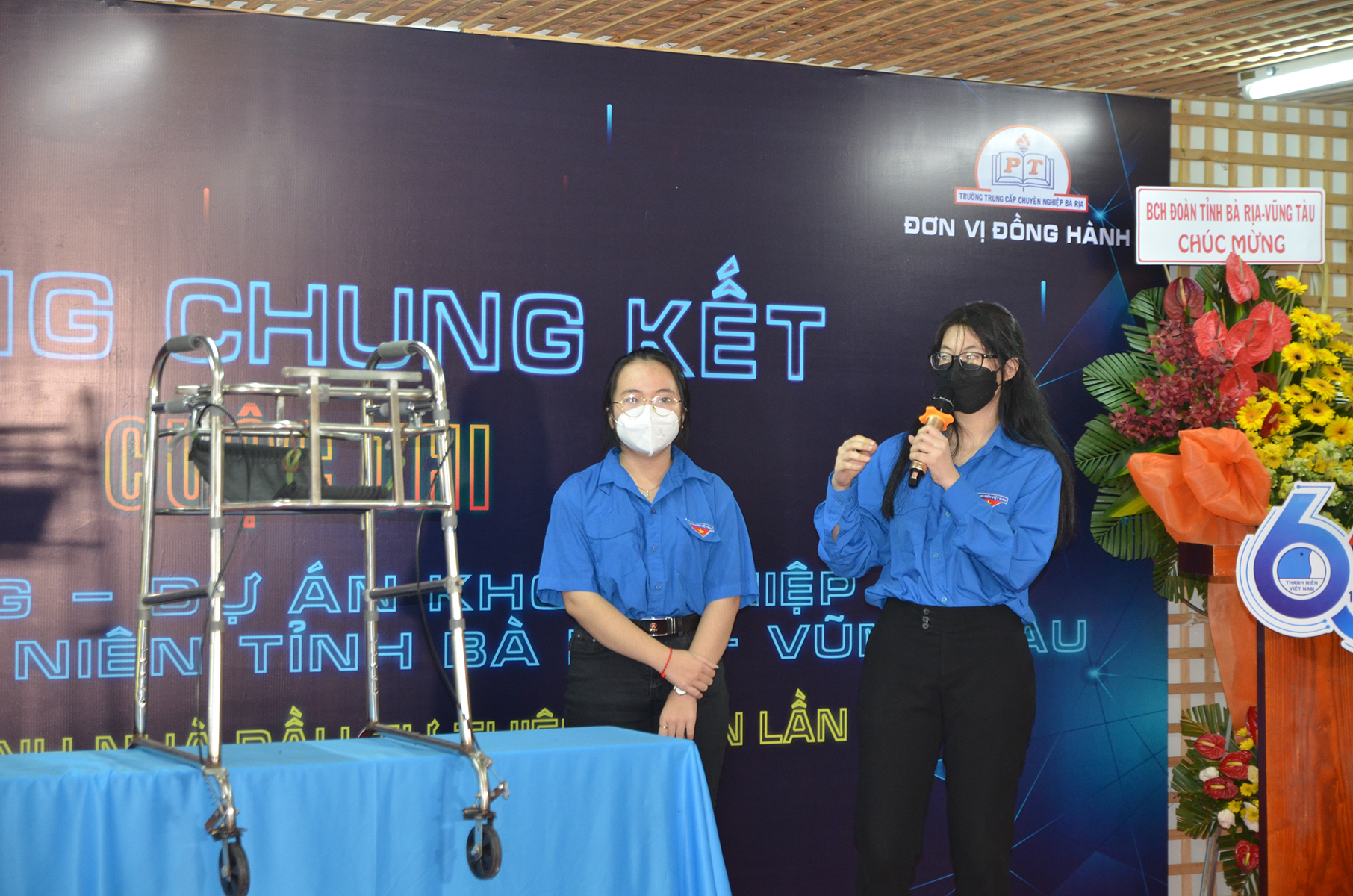 Nhóm tác giả Trường THPT Minh Đạm thuyết trình về dự án “Mô hình sản phẩm, thiết bị tập đi trong vật lý trị liệu cho người yếu chân”.
