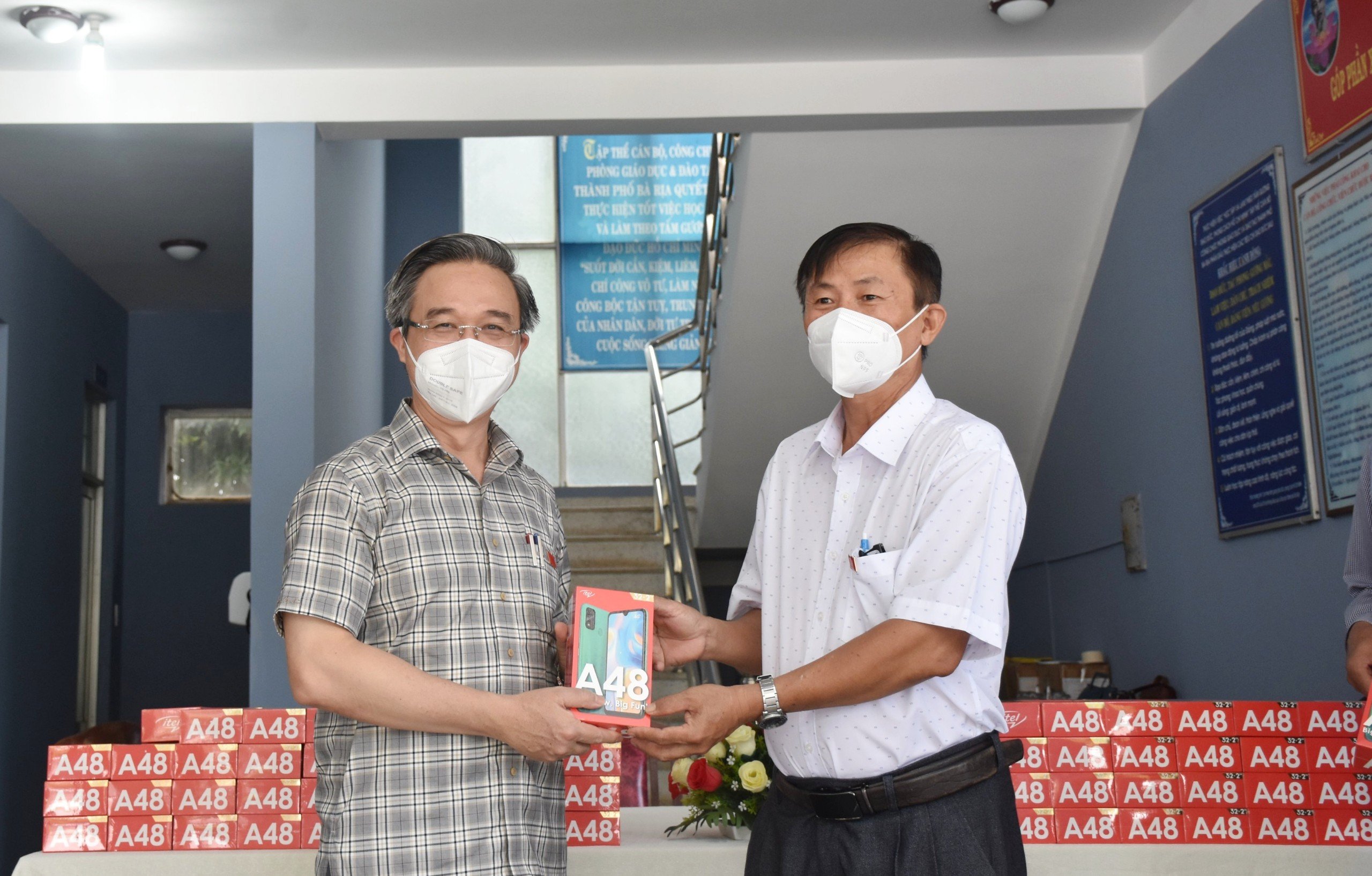 Ông Đặng Minh Thông, Ủy viên Ban Thường vụ Tỉnh ủy, Bí thư Thành ủy Bà Rịa trao điện thoại thông minh cho đại diện nhà trường trên địa bàn TP.Bà Rịa để chuyển tới HS.