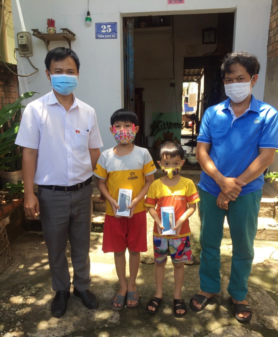 Gia đình HS Nguyễn Đình Đức Lâm (lớp 4, Trường TH Lê Thành Duy) nhận điện thoại thông minh phục vụ cho việc học trực tuyến.