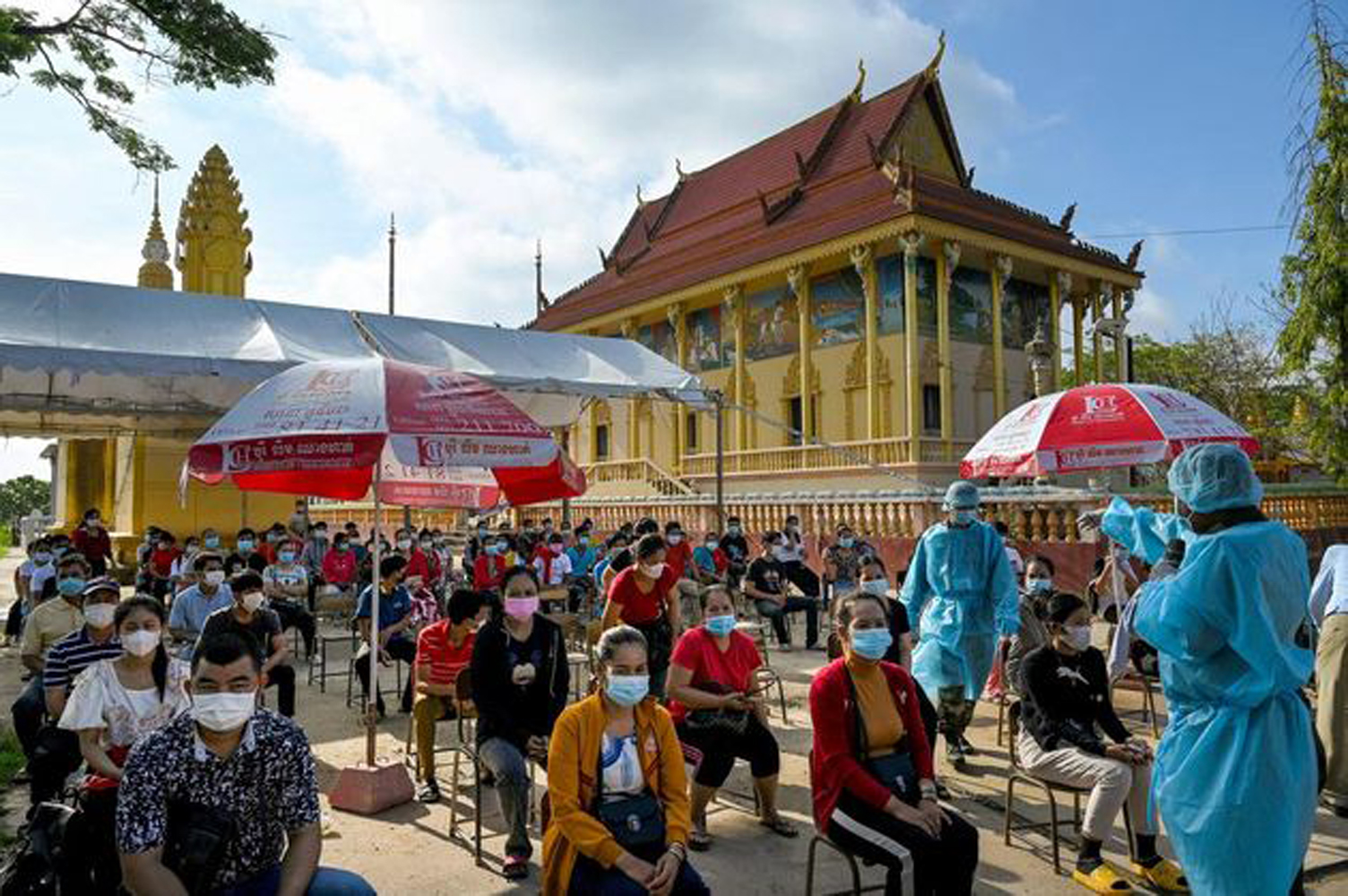 Người dân chờ tiêm vắc xin ngừa COVID-19 tại Phnom Penh (Campuchia).