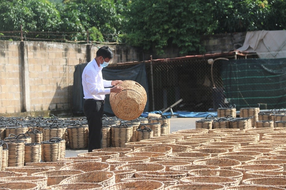 Ông Lê Văn Đạt, TT.Long Hải, huyện Long Điền với sản phẩm thủ công mỹ nghệ từ lục bình.