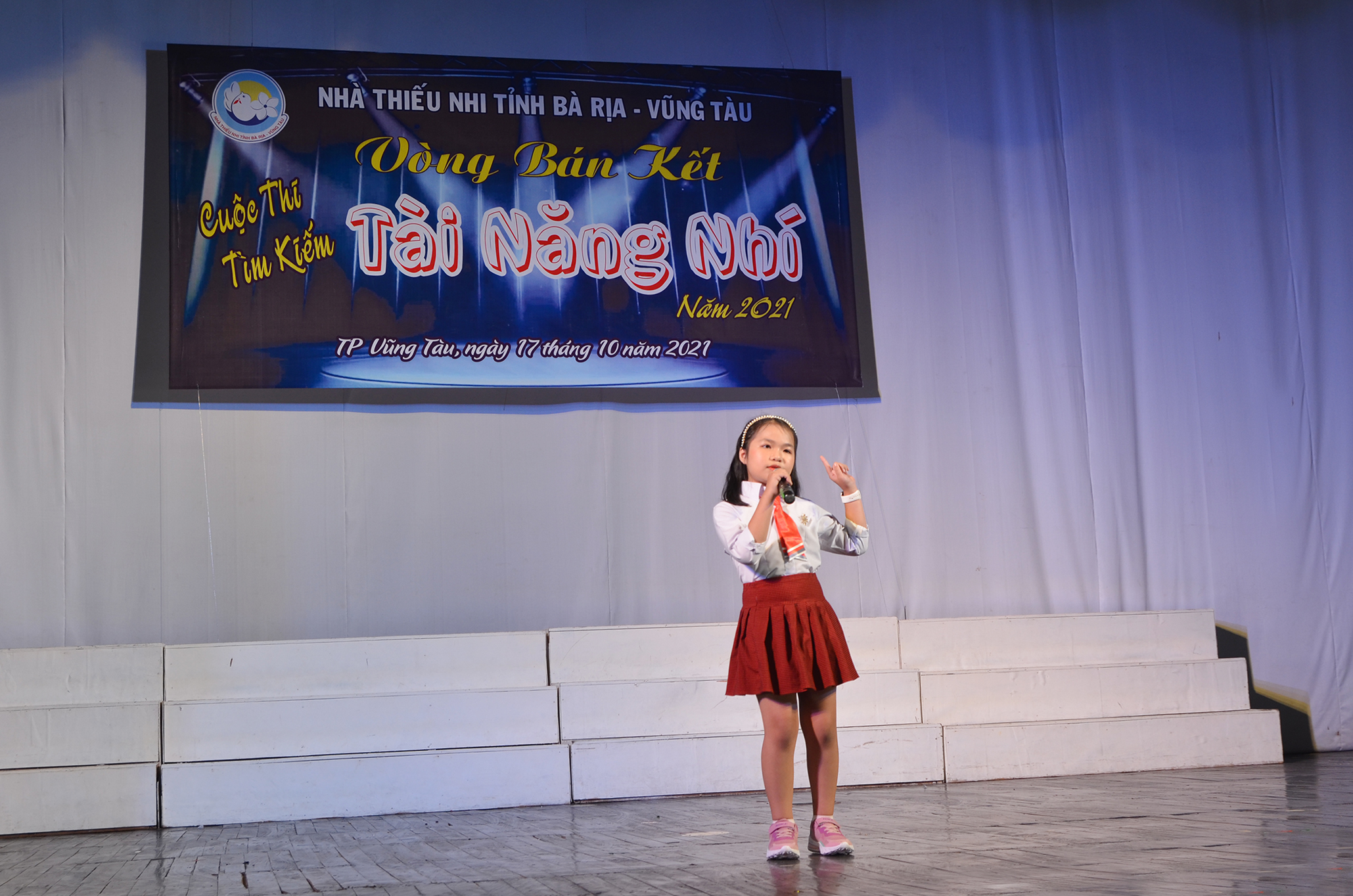 Trần Thục Tố Trinh (huyện Châu Đức) với ca khúc “Mùa xuân cho con” tại vòng bán kết.