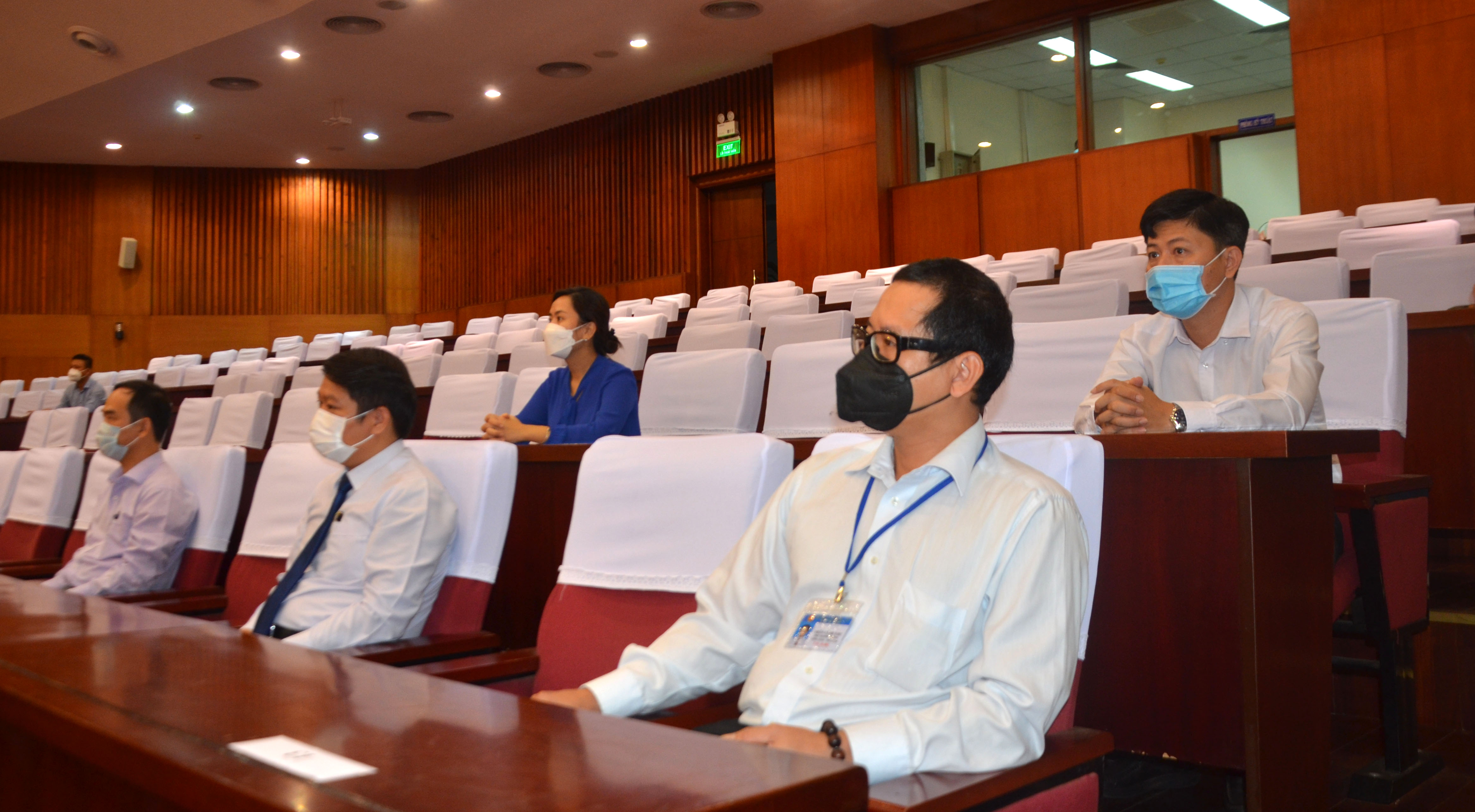 Các thí sinh nghe Hội đồng thi hướng dẫn thi trình bày Đề án ngày 16/10.
