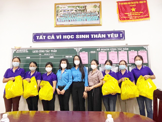 Lãnh đạo LĐLĐ TP. Vũng Tàu trao “Gói an sinh công đoàn” tới đoàn viên  Trường TH Phước Thắng (phường 11, TP. Vũng Tàu).