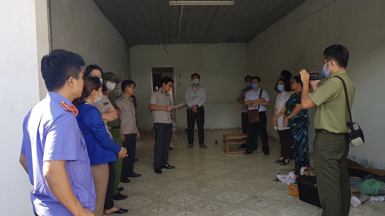 Cơ quan thi hành án TP. Vũng Tàu đọc quyết định thi hành án liên quan đến tranh chấp đất đai, đầu năm 2021.