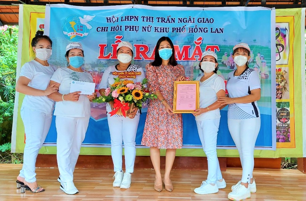 Đại diện các thành viên trong CLB Dân vũ thể thao nhận quyết định tại Lễ ra mắt.