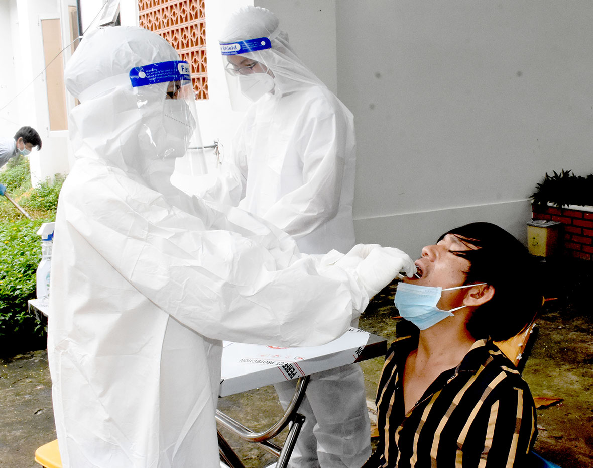 Nhân viên y tế lấy mẫu xét nghiệm sàng lọc SARS-CoV-2 cho người dân trên địa bàn TX.Phú Mỹ. Ảnh: MINH TÂM