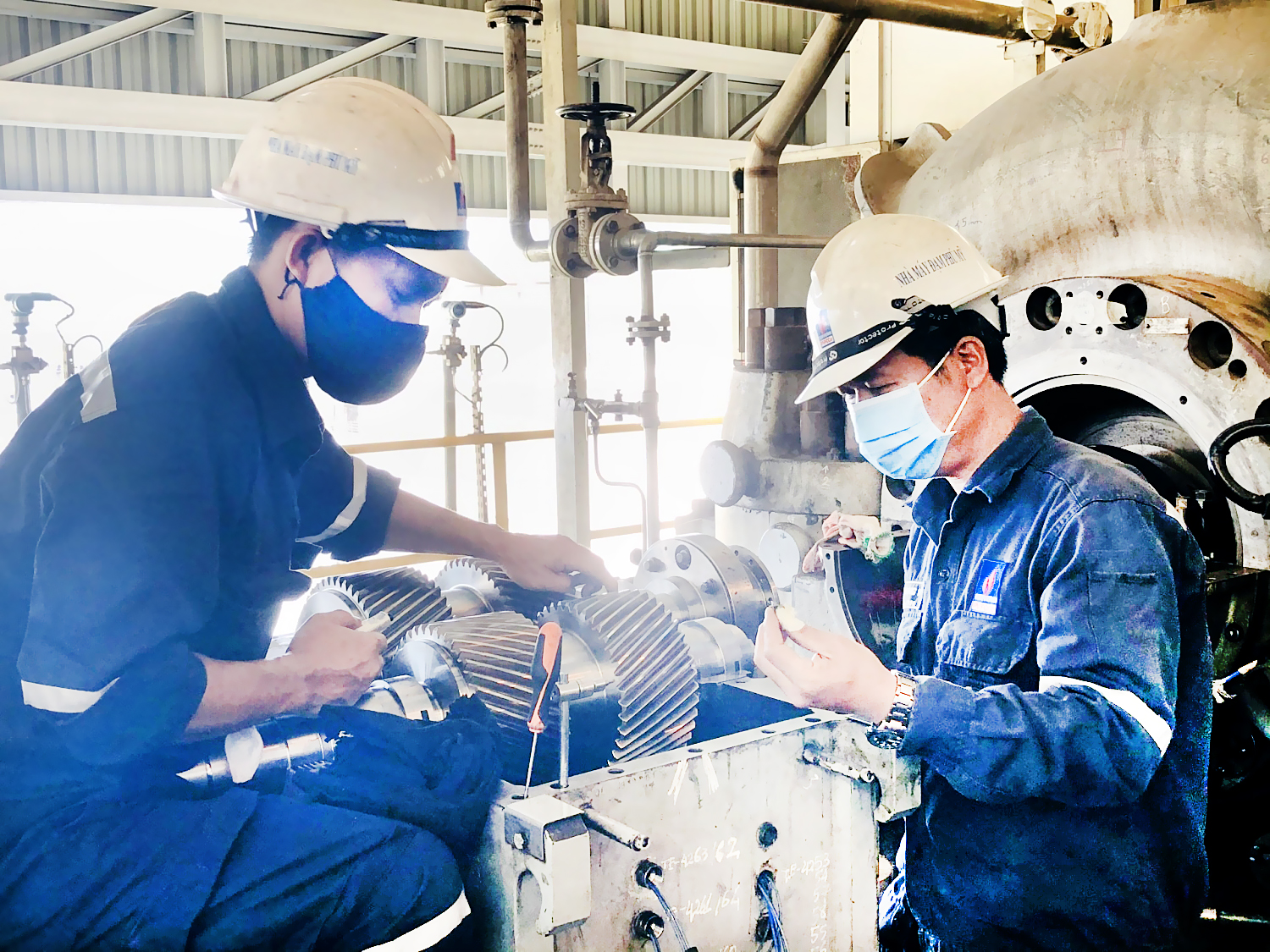 Góp mặt trong PROFIT500 năm nay, Tổng công ty Phân bón và Hóa chất Dầu khí - PVFCCo được xếp thứ 122.  Trong ảnh: Kỹ sư, công nhân PVFCCo kiểm tra máy móc Nhà máy Đạm Phú Mỹ.