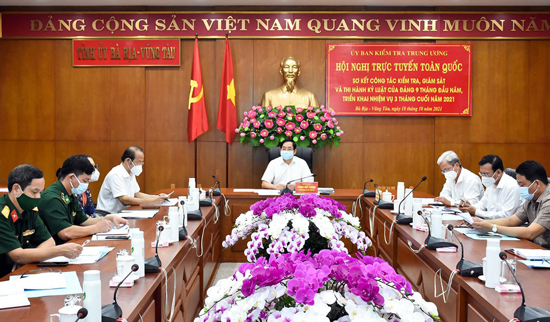 Ông Phạm Viết Thanh, Ủy viên Trung ương Đảng, Bí thư Tỉnh ủy, Chủ tịch HĐND tỉnh và các đại biểu tham dự hội nghị tại điểm cầu Tỉnh ủy BR-VT. Ảnh: QUANG VINH