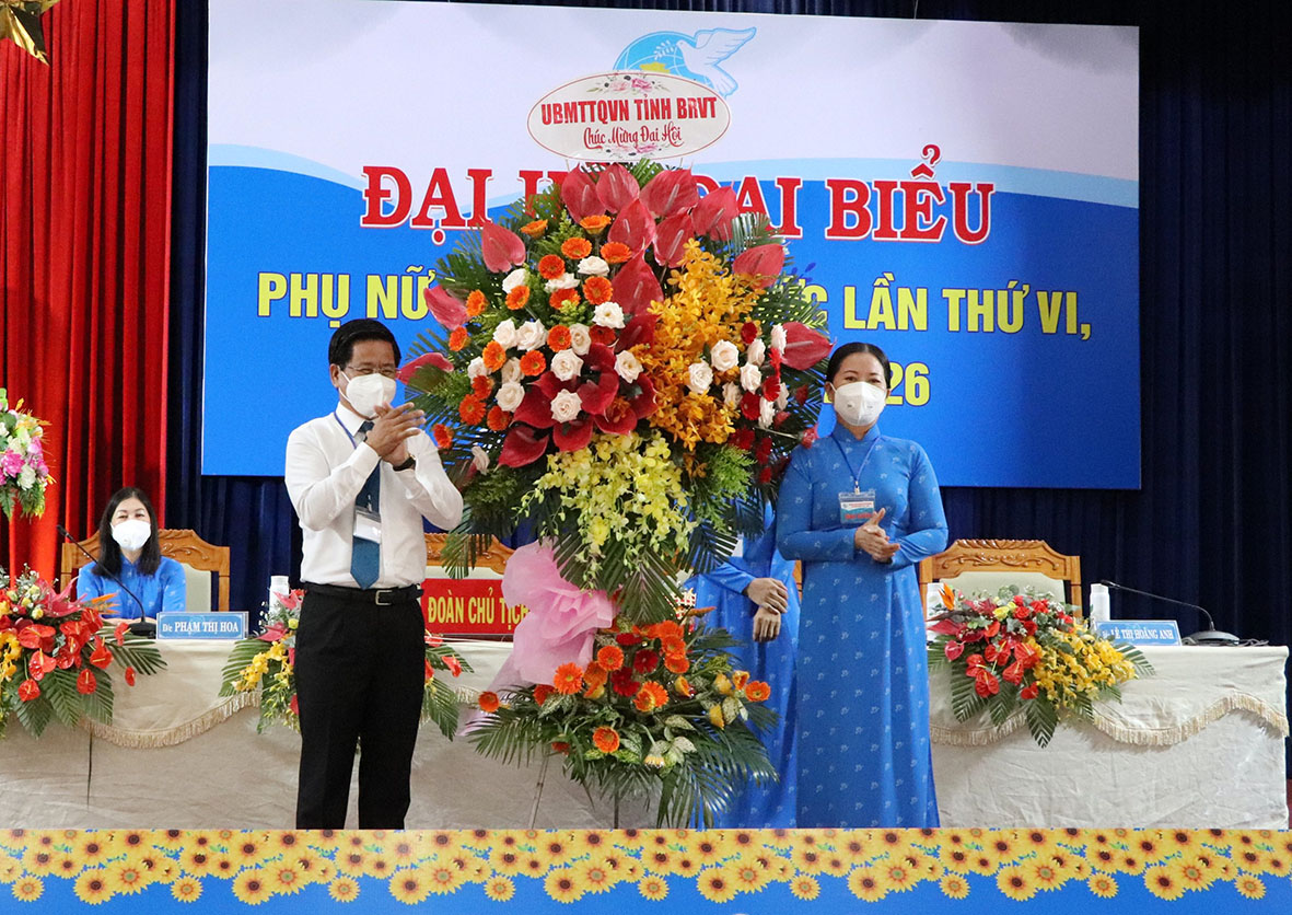 PN 3: Ông Bùi Chí Thành, Uỷ viên Ban Thường vụ Tỉnh ủy, Chủ tịch UBMTTQ Việt Nam tỉnh tặng Lẵng hoa của Tỉnh ủy, HĐND, UBND, UBMTTQ Việt Nam tỉnh chúc mừng Đại hội.