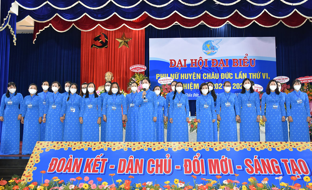 Ban Chấp hành Hội LHPN huyện Châu Đức khóa khóa VI, nhiệm kỳ 2021-2026 ra mắt Đại hội.