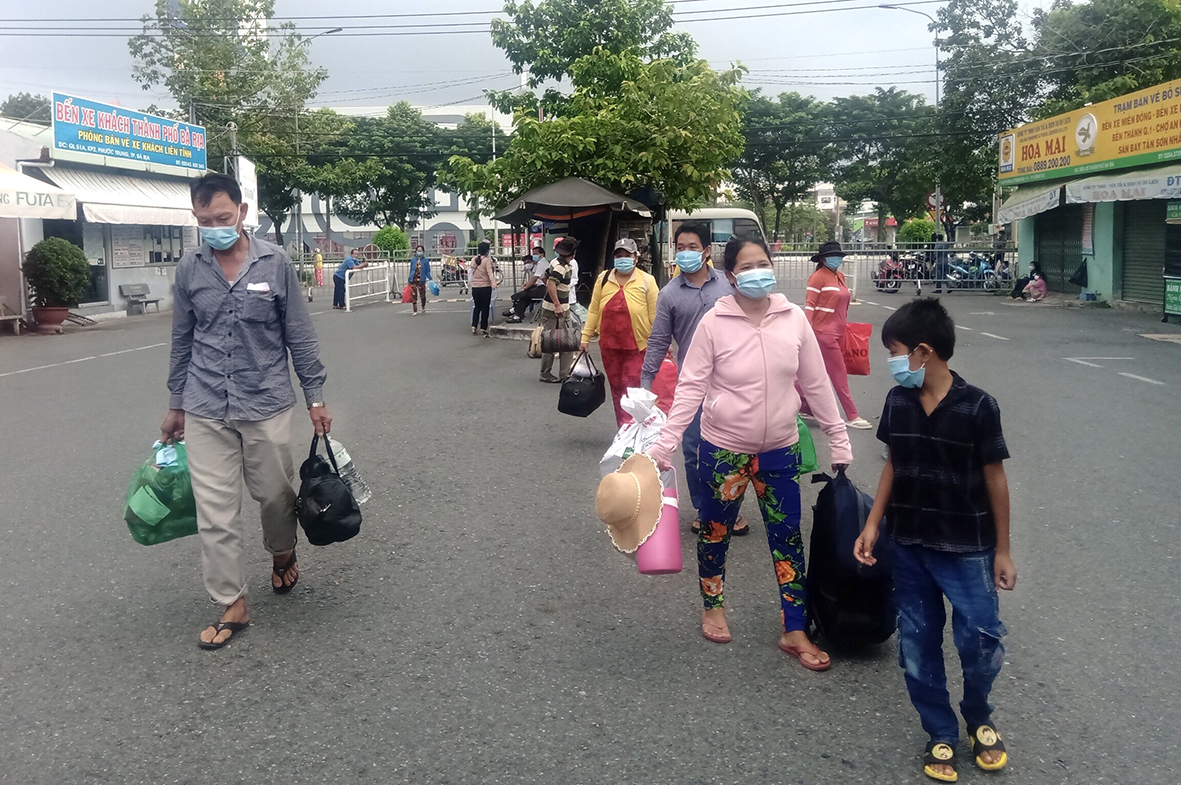 Người dân di chuyển vào Bến xe Bà Rịa để lên xe về quê.