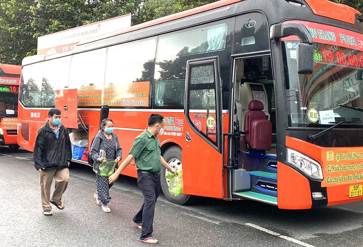 Người dân lên xe về Vĩnh Long.