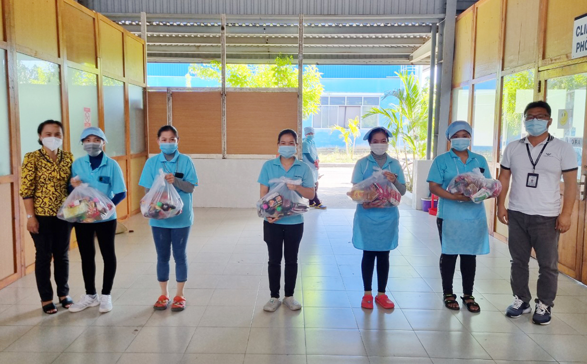 Bà Nguyễn Thị Hồng Linh, Phó Chủ tịch LĐLĐ huyện Long Điền (bìa trái) trao quà cho công nhân Công ty TNHH Chan Chun Vina, thuộc Cụm Công nghiệp An Ngãi (huyện Long Điền).