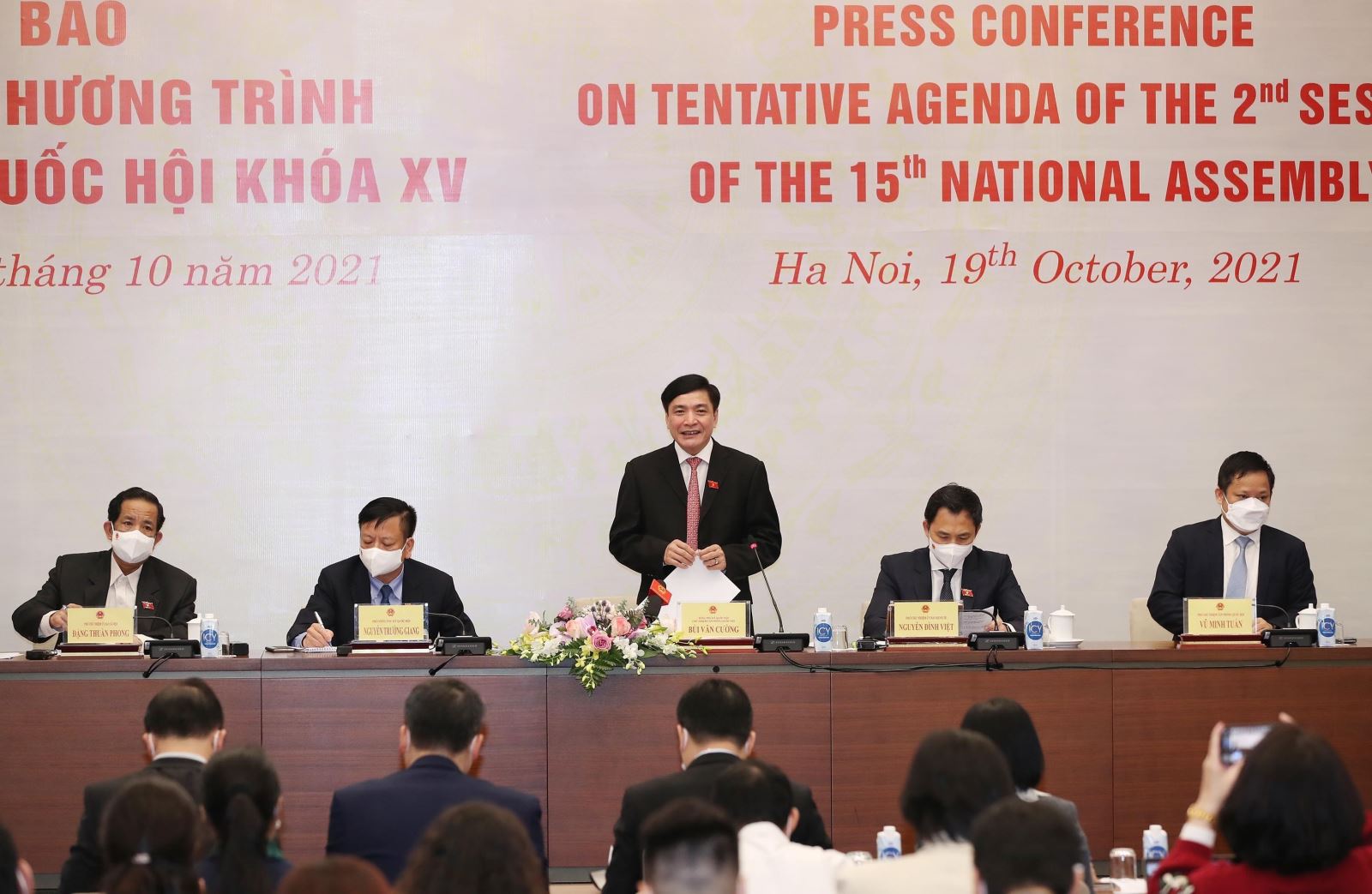Ông Bùi Văn Cường, Tổng Thư ký, Chủ nhiệm Văn phòng Quốc hội chủ trì cuộc họp báo.