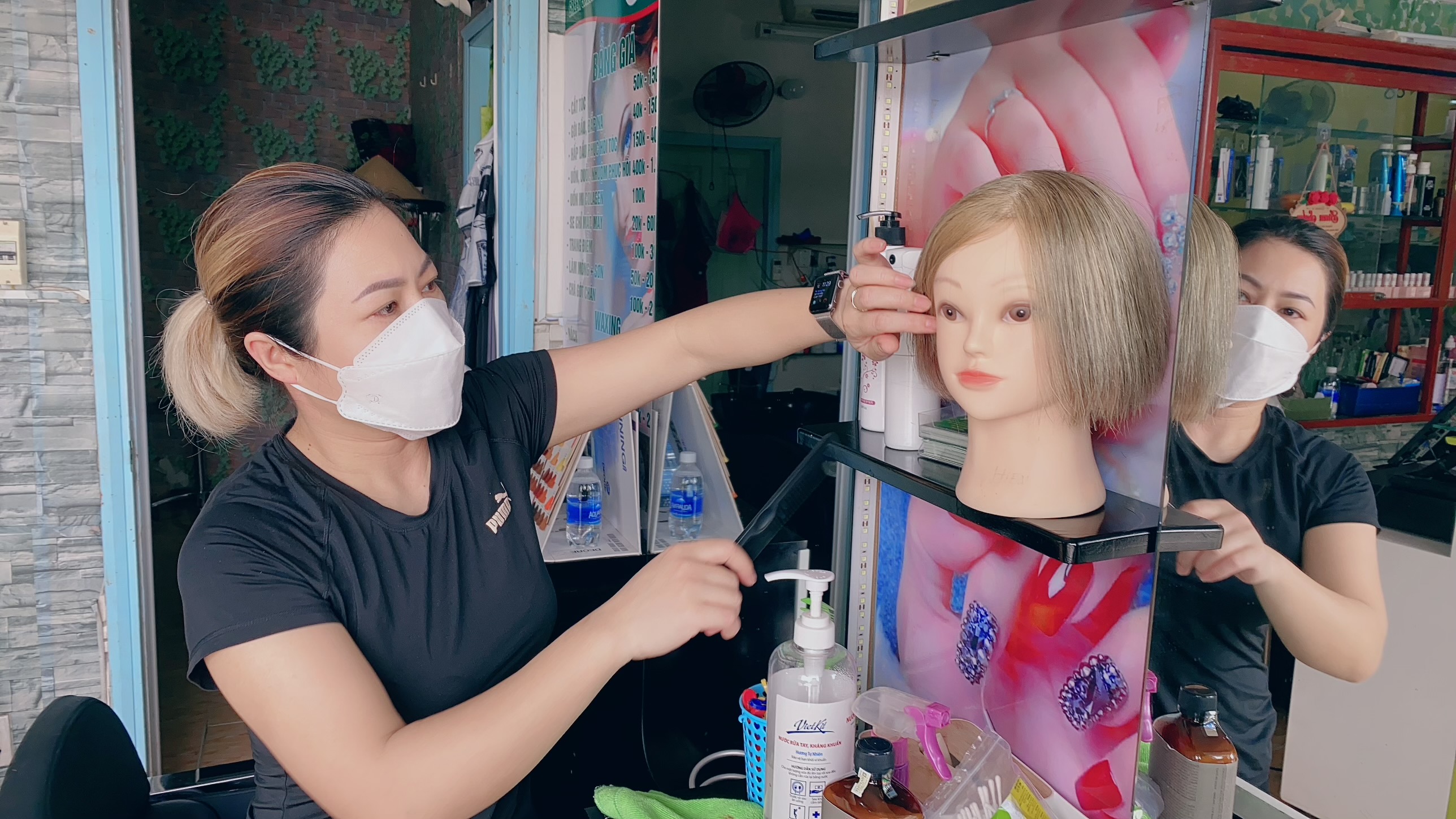 Chị Chu Thị Thu Hiền, chủ salon Green Beauty Care quét dọn, sửa sang cửa tiệm để đón khách.
