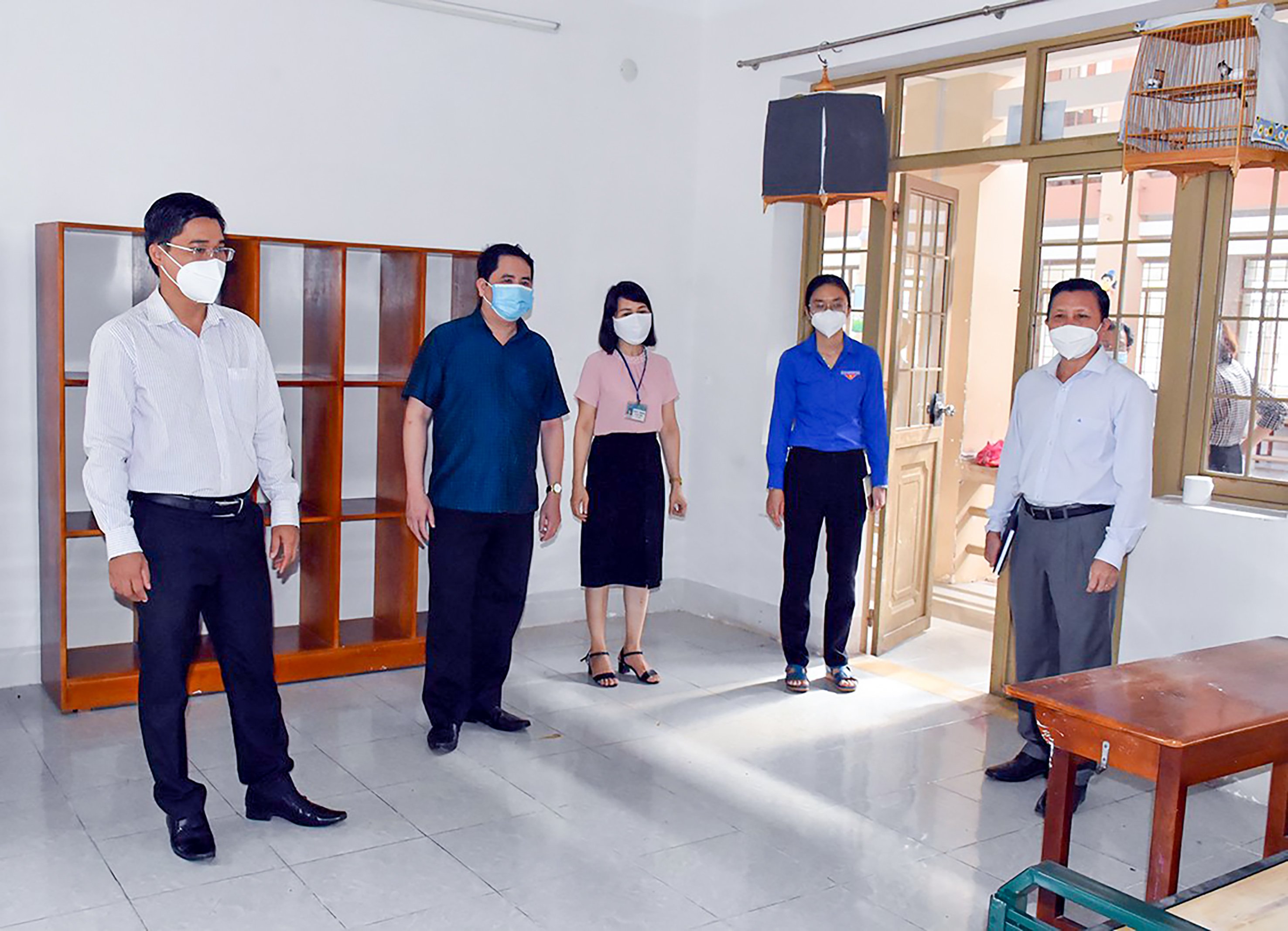 Đoàn khảo sát của HĐND tỉnh do ông Bùi Chí Tình, Phó Trưởng Ban Văn hóa - Xã hội, HĐND tỉnh làm Trưởng Đoàn khảo sát tại Trường TH Long Hương (TP. Bà Rịa).