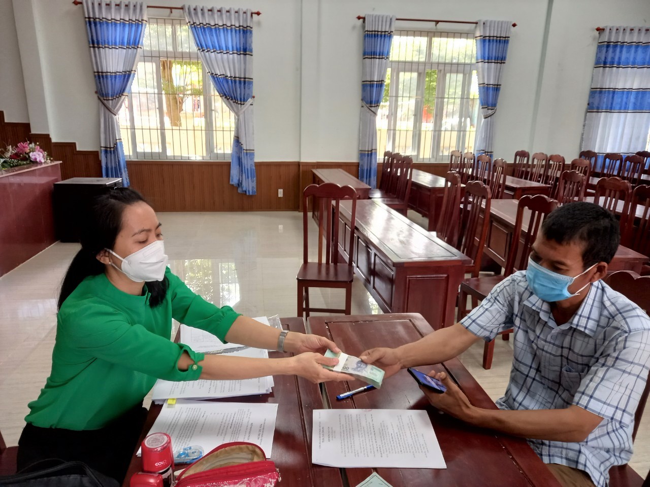 Ban điều hành Quỹ hỗ trợ nông dân tỉnh trao tiền cho hội viên vay vốn.
