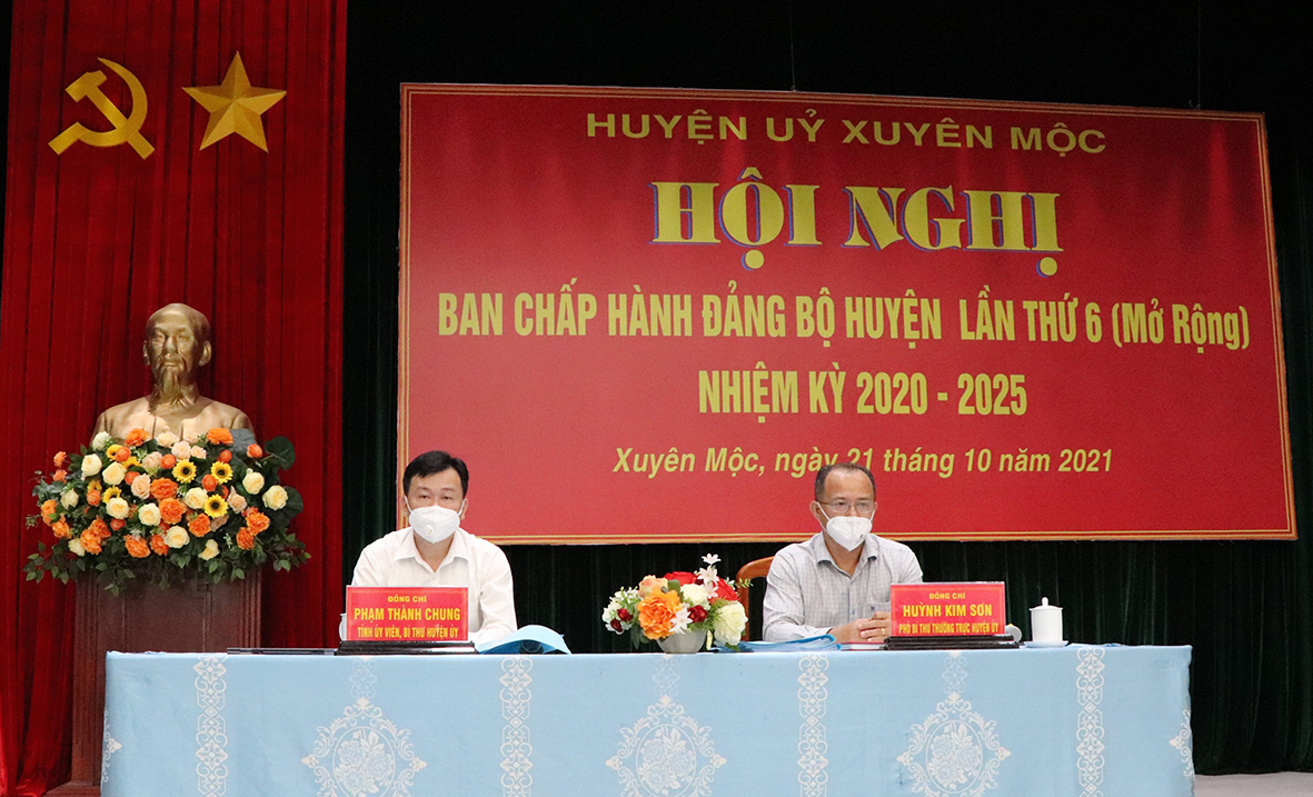 Ông Phạm Thành Chung, Bí thư Huyện ủy, Chủ tịch HĐND huyện Xuyên Mộc; ông Huỳnh Kim Sơn, Phó Bí thư Thường trực Huyện ủy, chủ trì Hội nghị.