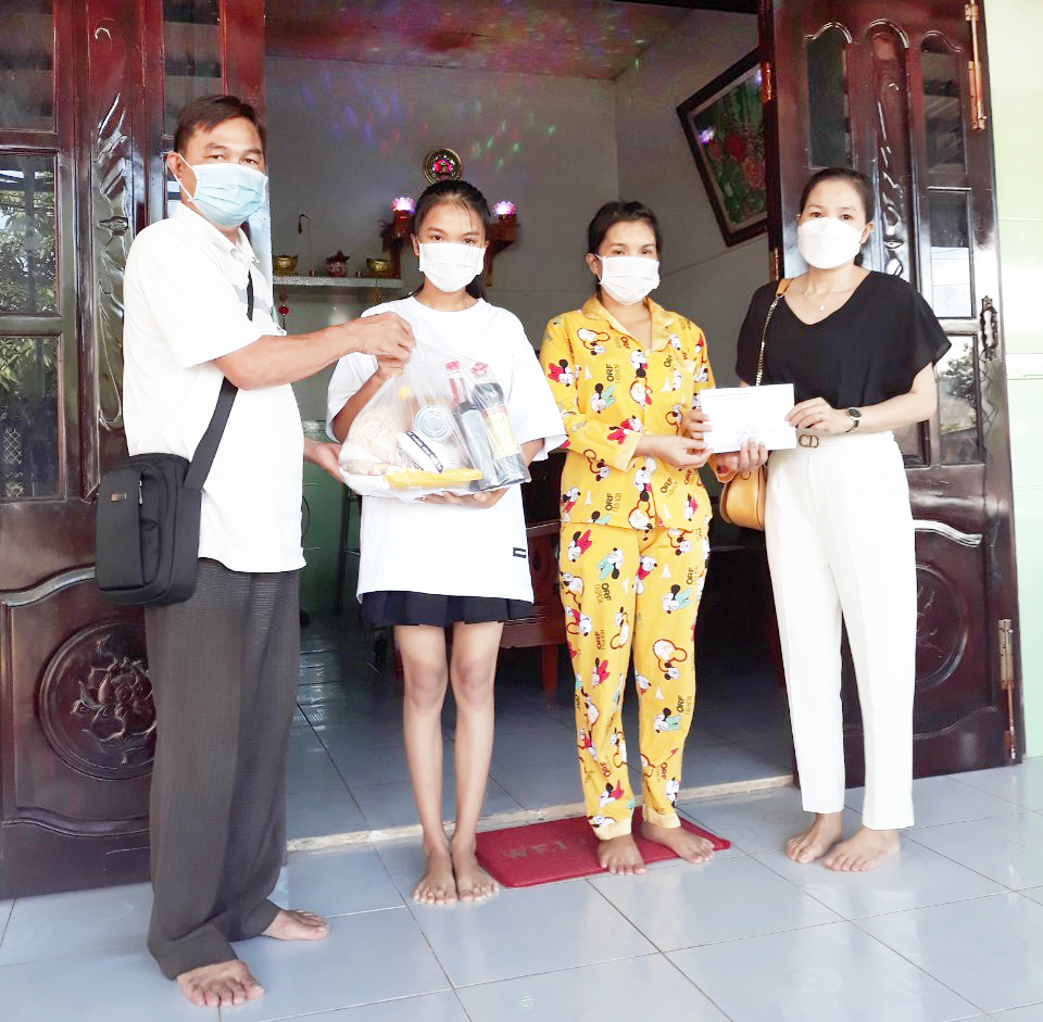BGH Trường THPT Xuyên Mộc trao học bổng và nhu yếu phẩm tới em Phạm Trần Hoài Thu (HS lớp 10A5, Trường THPT Xuyên Mộc) có cha mất vì dịch COVID-19.