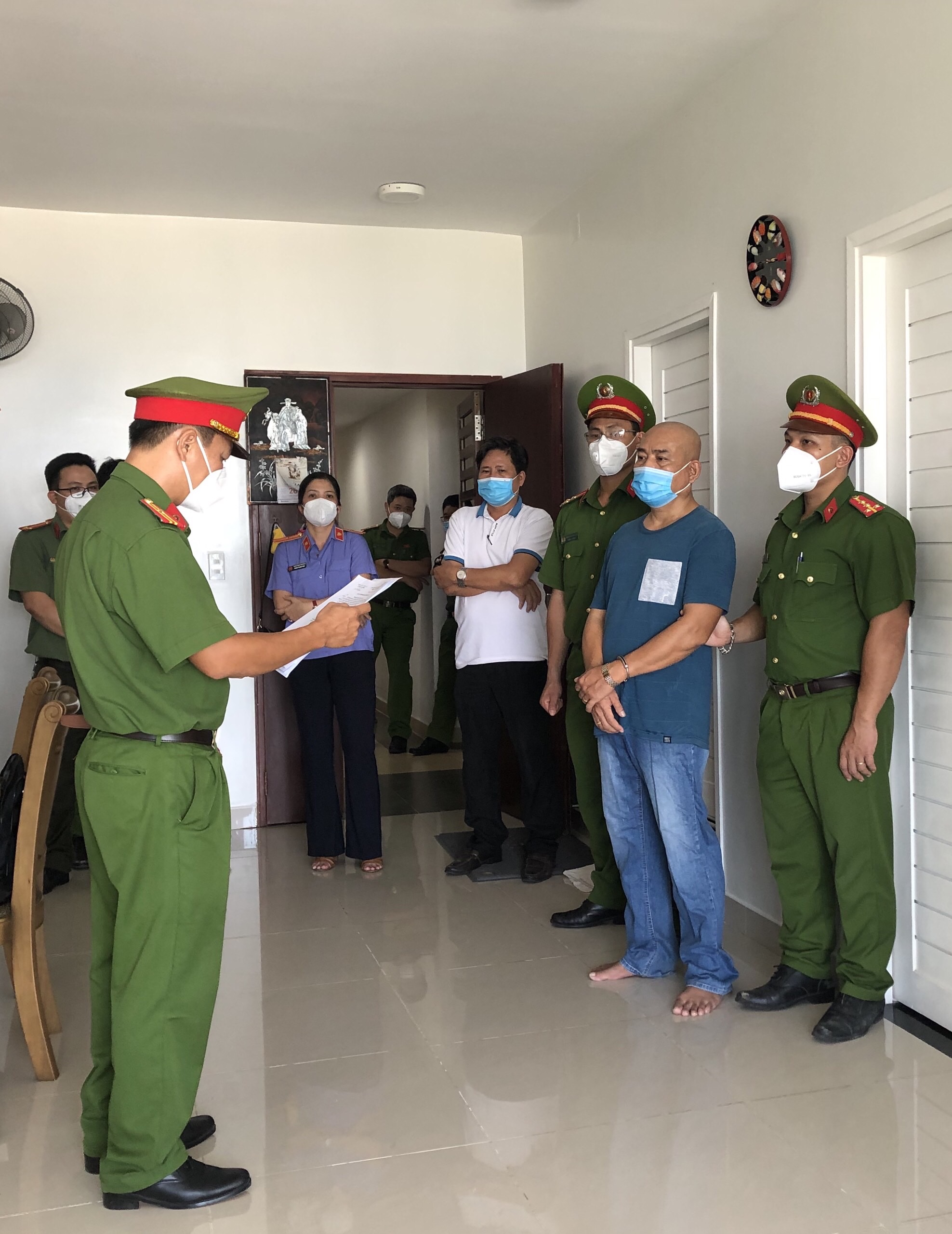 Cơ quan CSĐT Công an TP. Vũng Tàu thực hiện lệnh bắt tạm giam đối tượng Nguyễn Thiên Nghĩa.