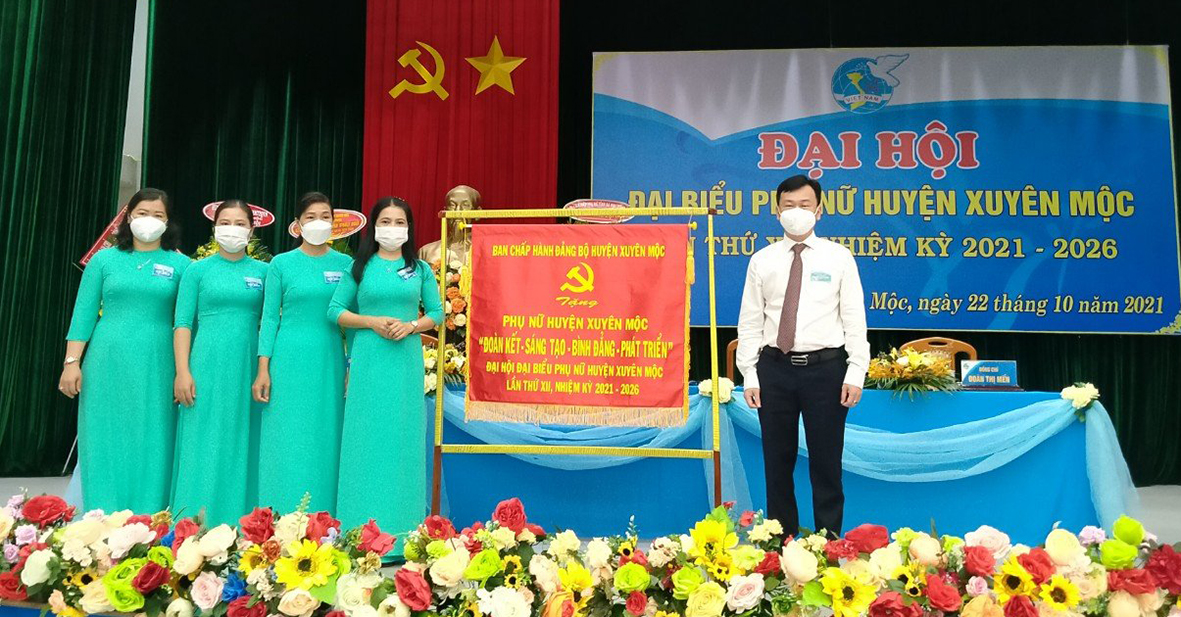 Ông Phạm Thành Chung, Bí thư Huyện ủy, Chủ tịch HĐND huyện Xuyên Mộc tặng Bức trướng của Ban Chấp hành Đảng bộ huyện Xuyên Mộc chúc mừng Đại hội.
