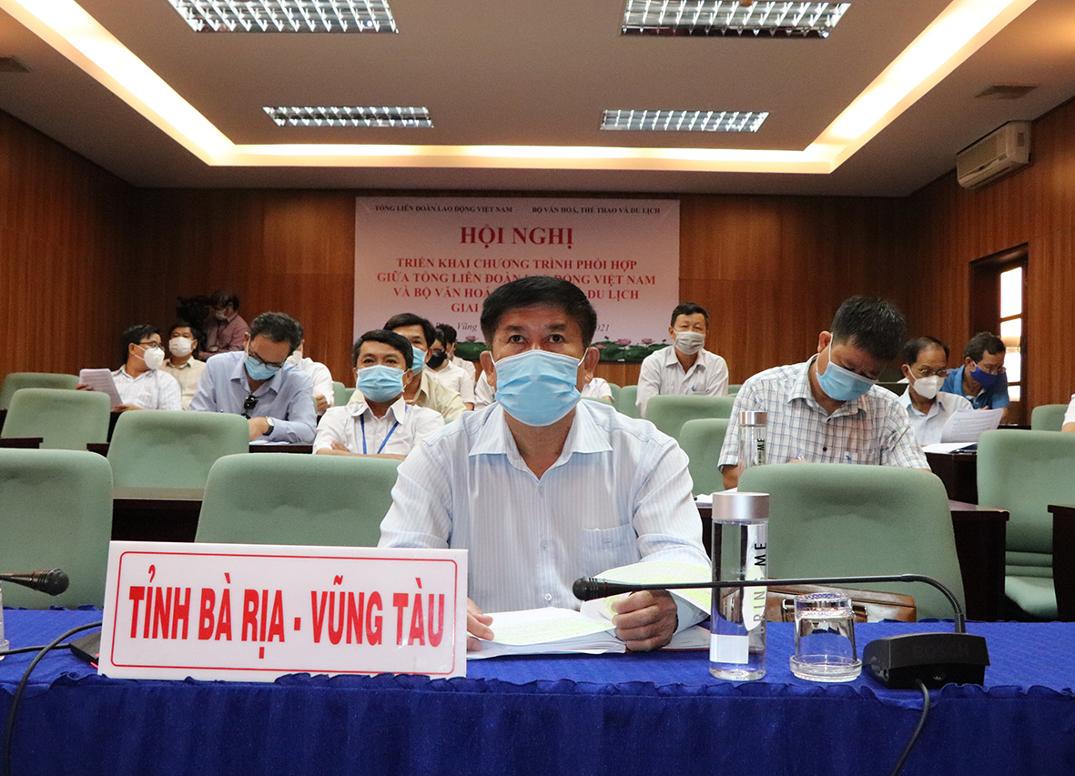 Ông Hồ Thúc Tiên, Phó Giám đốc Sở NN-PTNT cùng đại diện lãnh đạo các Sở, ngành và doanh nghiệp tham dự Hội nghị trực tuyến tại điểm cầu BR-VT.