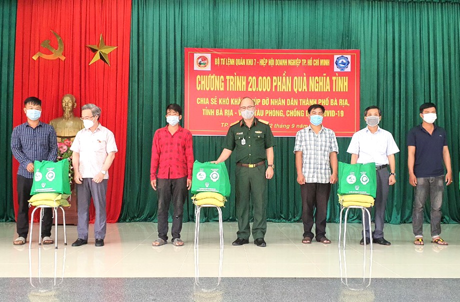 Thấm nhuần tư tưởng của Người, thời gian qua toàn Đảng, toàn dân, toàn quân ta đã và đang cùng nhau san sẻ yêu thương, giúp nhau vượt qua khó khăn trong đại dịch COVID-19. Trong ảnh: Thiếu tướng Du Trường Giang, Phó Tư lệnh Quân khu 7 trao quà cho các gia đình hoàn cảnh khó khăn trên địa bàn TP. Bà Rịa. Ảnh: MINH NHÂN