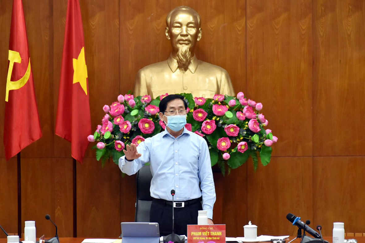ông Phạm Viết Thanh, Ủy viên Trung ương Đảng, Bí thư Tỉnh ủy, Chủ tịch HĐND tỉnh, Trưởng BCĐ Phòng, chống dịch COVID-19 tỉnh phát biểu kết luận cuộc họp.