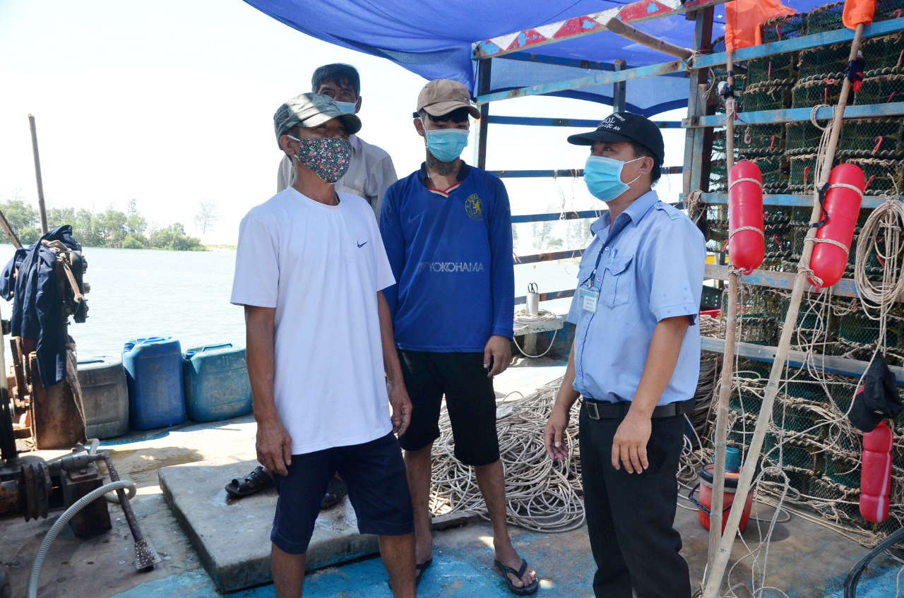 Đại diện Ban Quản lý Cảng Lộc An, huyện Đất Đỏ tuyên truyền công tác phòng chống dịch cho ngư dân tại cảng cá.