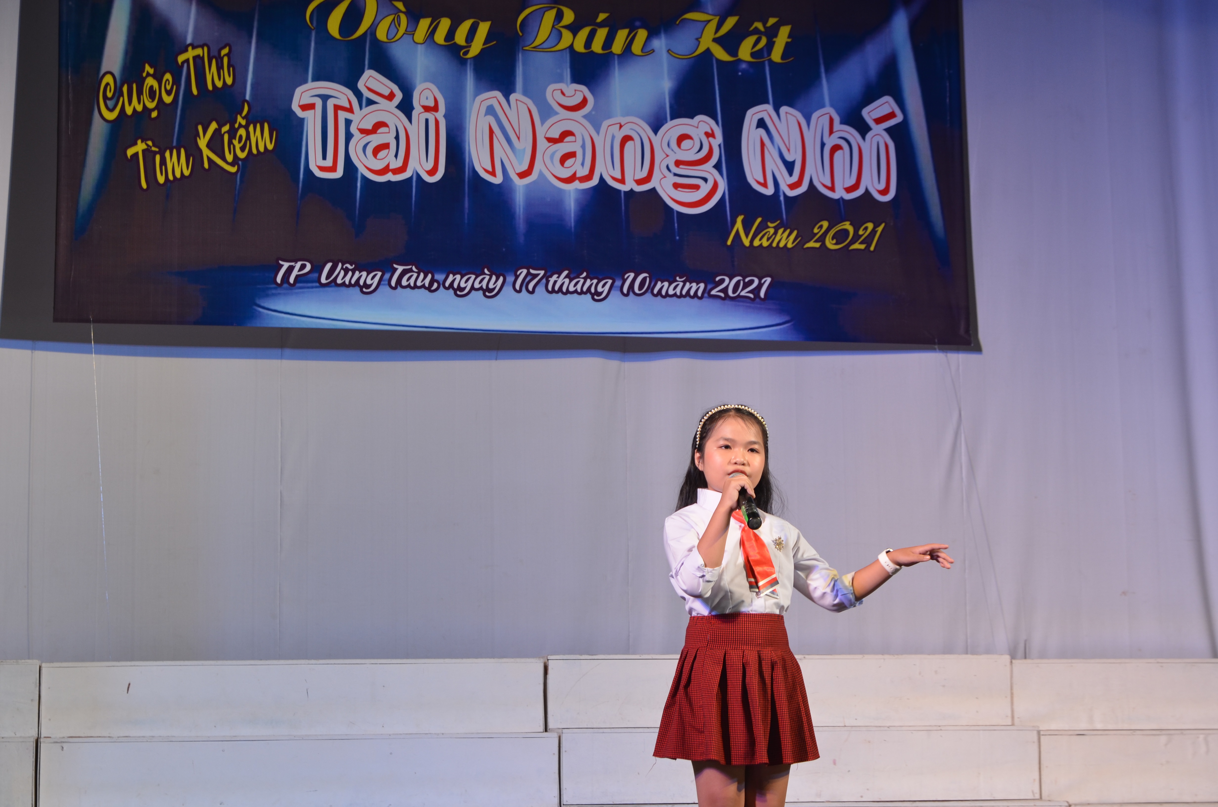 Trần Thục Tố Trinh, thí sinh đến từ huyện Châu Đức  trình diễn ca khúc 