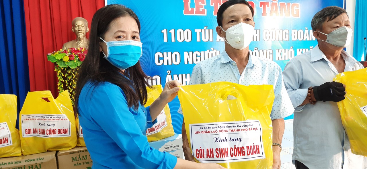 Bà Phạm Thu Hường, Chủ tịch LĐLĐ TP.Bà Rịa trao Túi an sinh công đoàn cho người lao động bị ảnh hưởng bởi COVID-19.
