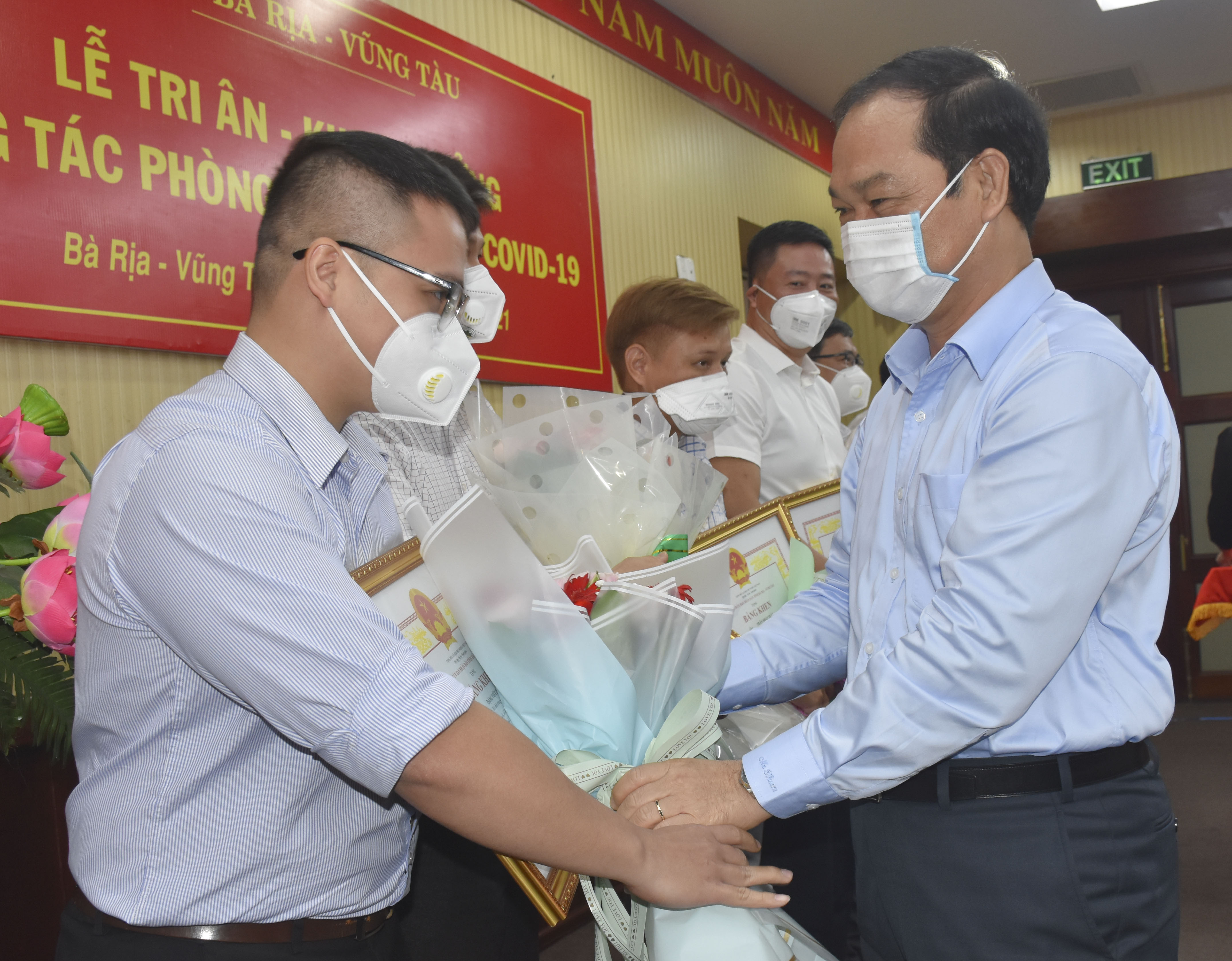Ông Mai Ngọc Thuận, Phó Chủ tịch HĐND tỉnh, Phó Trưởng BCĐ Phòng, chống dịch COVID-19 tỉnh tặng hoa chúc mừng các thành viên Đoàn công tác được khen thưởng.