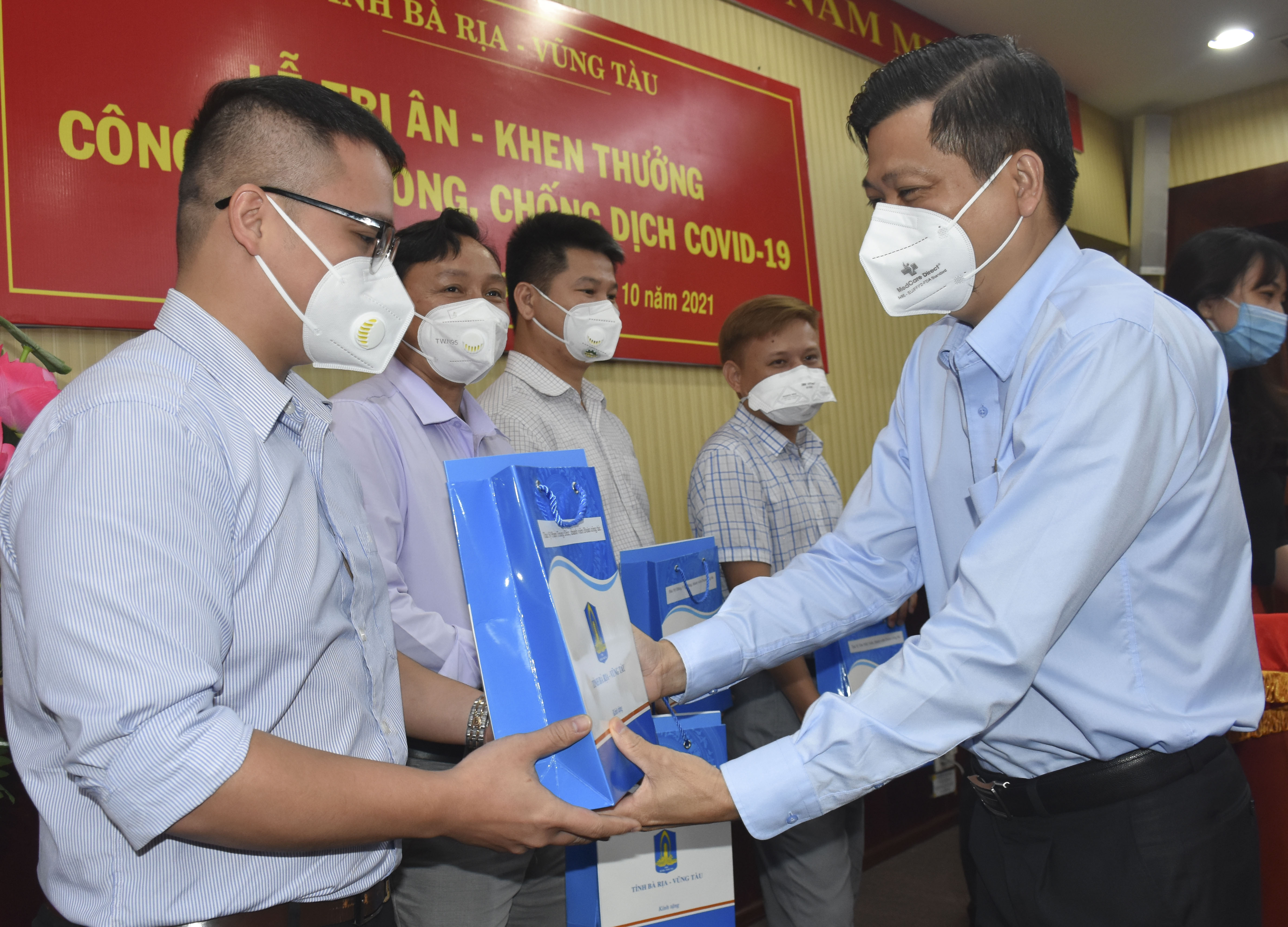 Ông Trần Văn Tuấn, Phó Chủ tịch UBND tỉnh, Phó Trưởng BCĐ Phòng, chống dịch COVID-19 tỉnh tặng quà của tỉnh cho các thành viên Đoàn công tác.