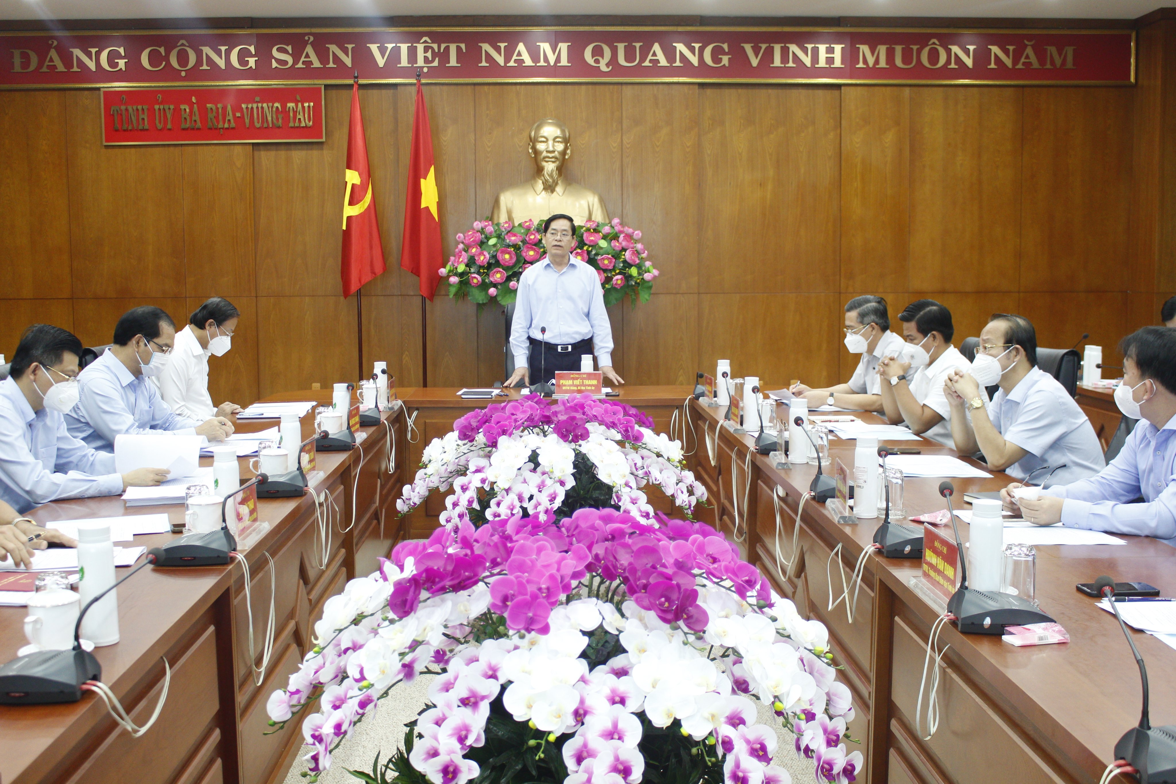 Ông Phạm Viết Thanh, Ủy viên Trung ương Đảng, Bí thư Tỉnh ủy, Chủ tịch HĐND tỉnh phát biểu chỉ đạo tại cuộc họp.