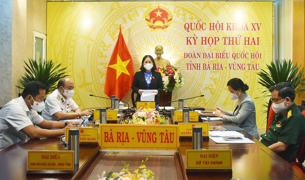 Bà Nguyễn Thị Yến, Phó Bí thư Thường trực Tỉnh ủy, Trưởng Đoàn ĐBQH tỉnh,  điều hành thảo luận tổ tại điểm cầu Đoàn ĐBQH tỉnh BR-VT.