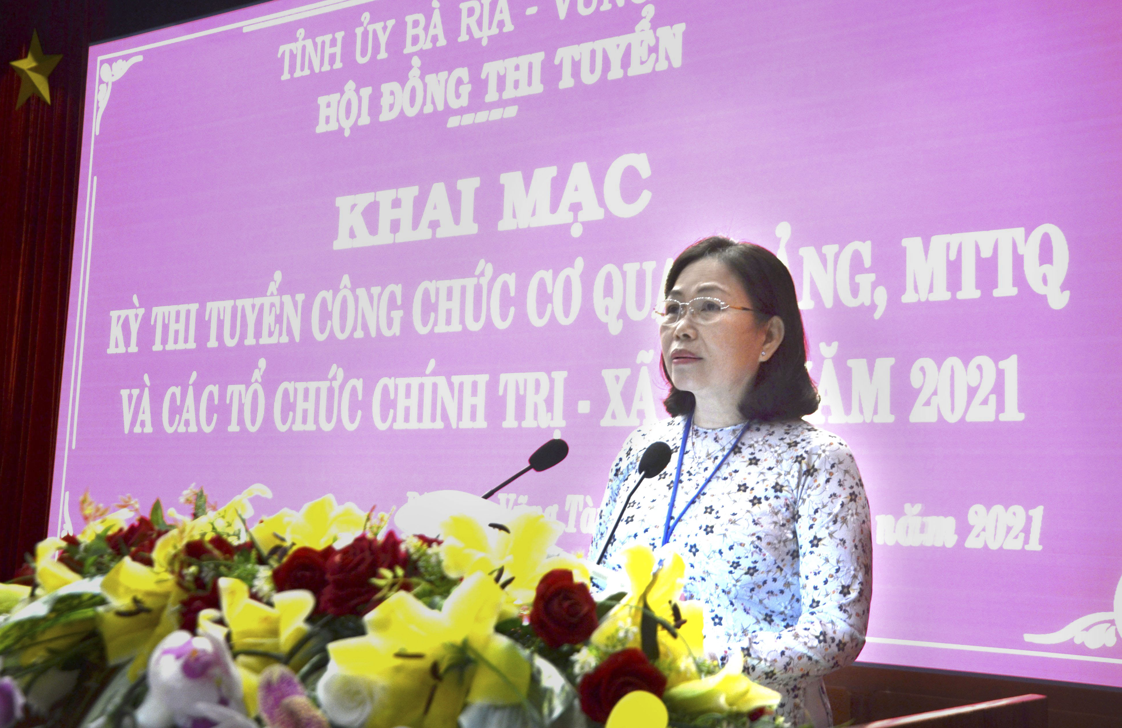 Bà Nguyễn Thị Yến, Phó Bí thư Thường trực Tỉnh ủy, Trưởng Đoàn ĐBQH tỉnh, Chủ tịch Hội đồng thi tuyển phát biểu quán triệt nội dung Kỳ thi.