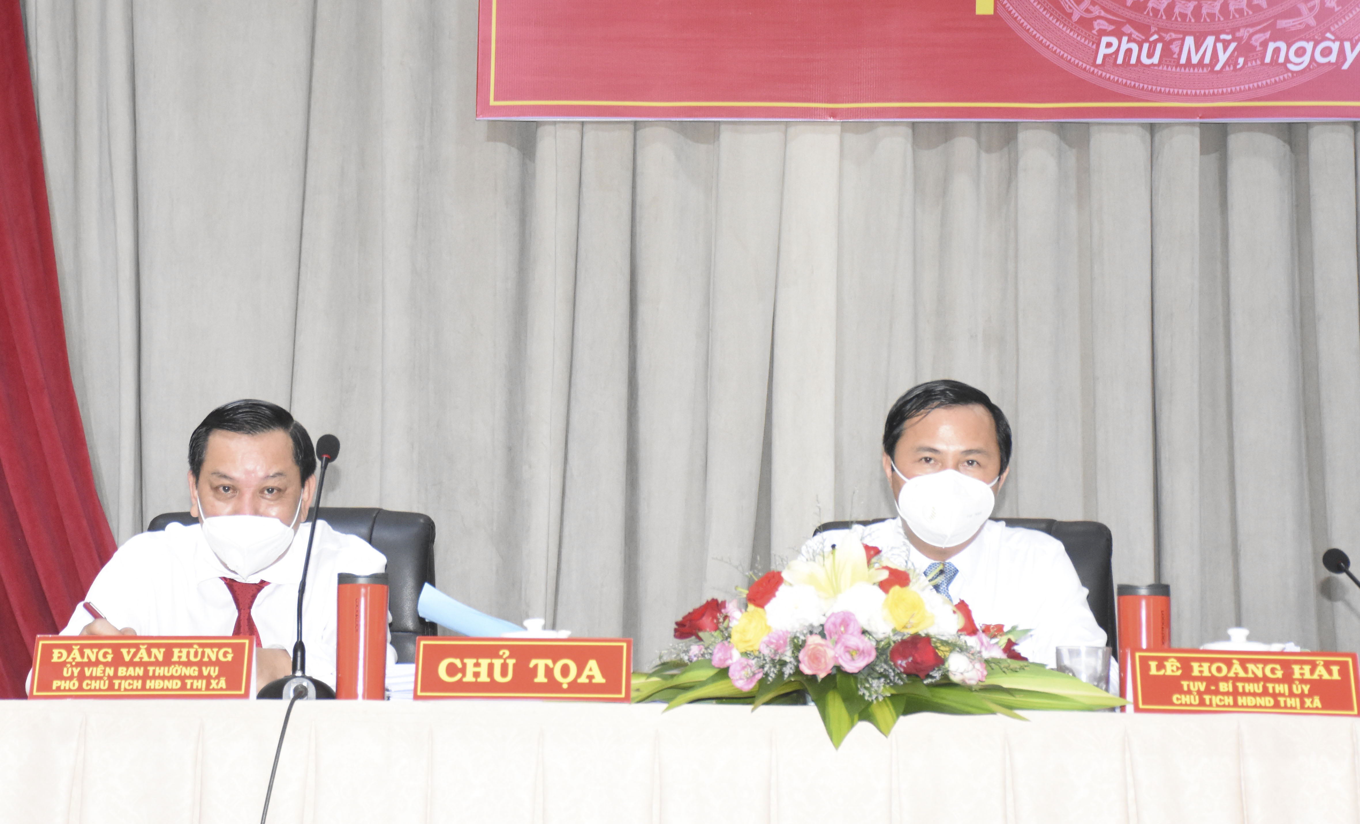 Ông Lê Hoàng Hải, Bí thư Thị ủy, Chủ tịch HĐND TX. Phú Mỹ và ông Đặng Văn Hùng, Ủy viên Ban Thường vụ Thị ủy, Phó Chủ tịch HĐND TX. Phú Mỹ chủ tọa Kỳ họp.