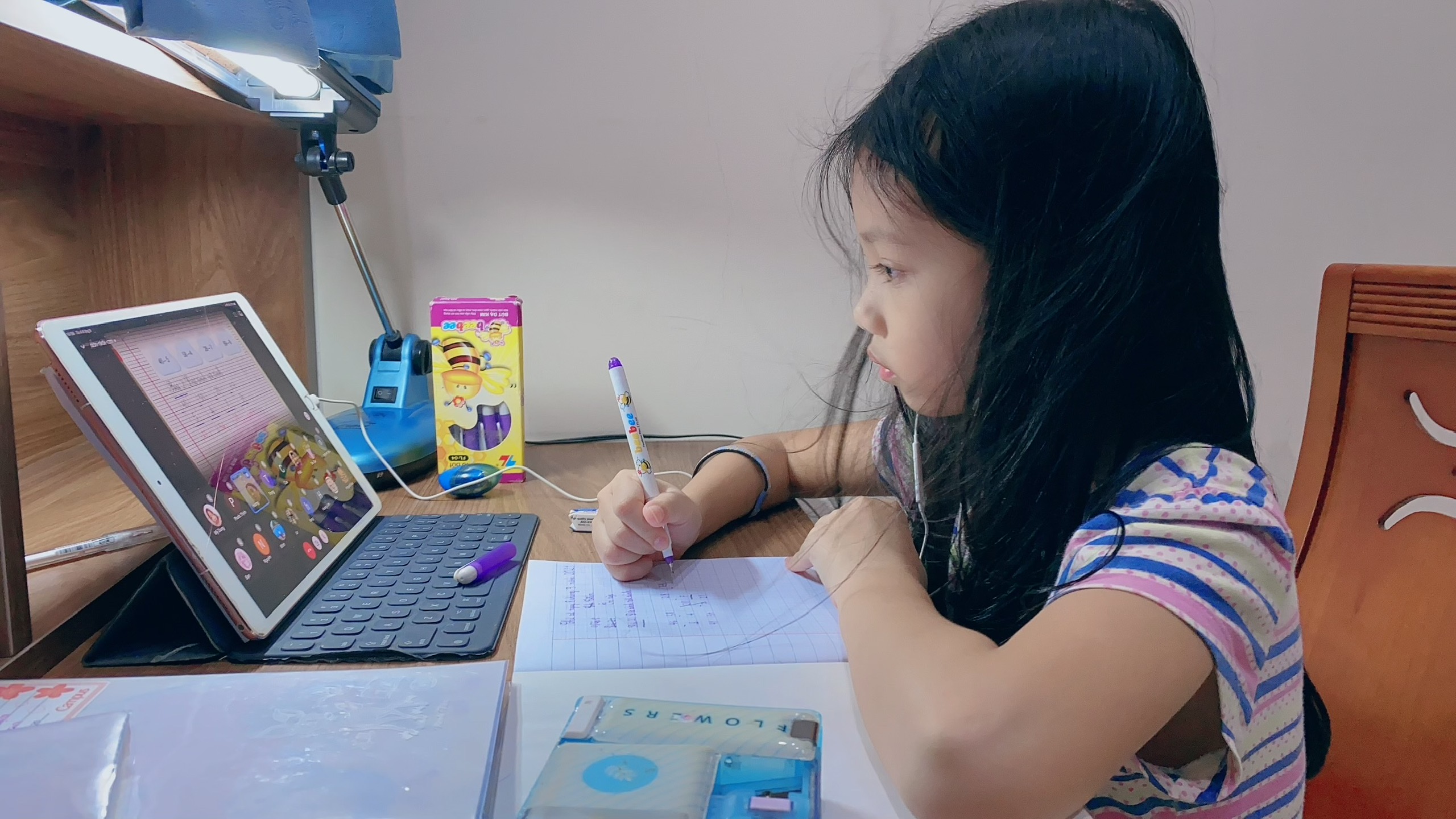 Học sinh lớp 2 Trường Tiểu học Hạ Long tham gia lớp học trực tuyến