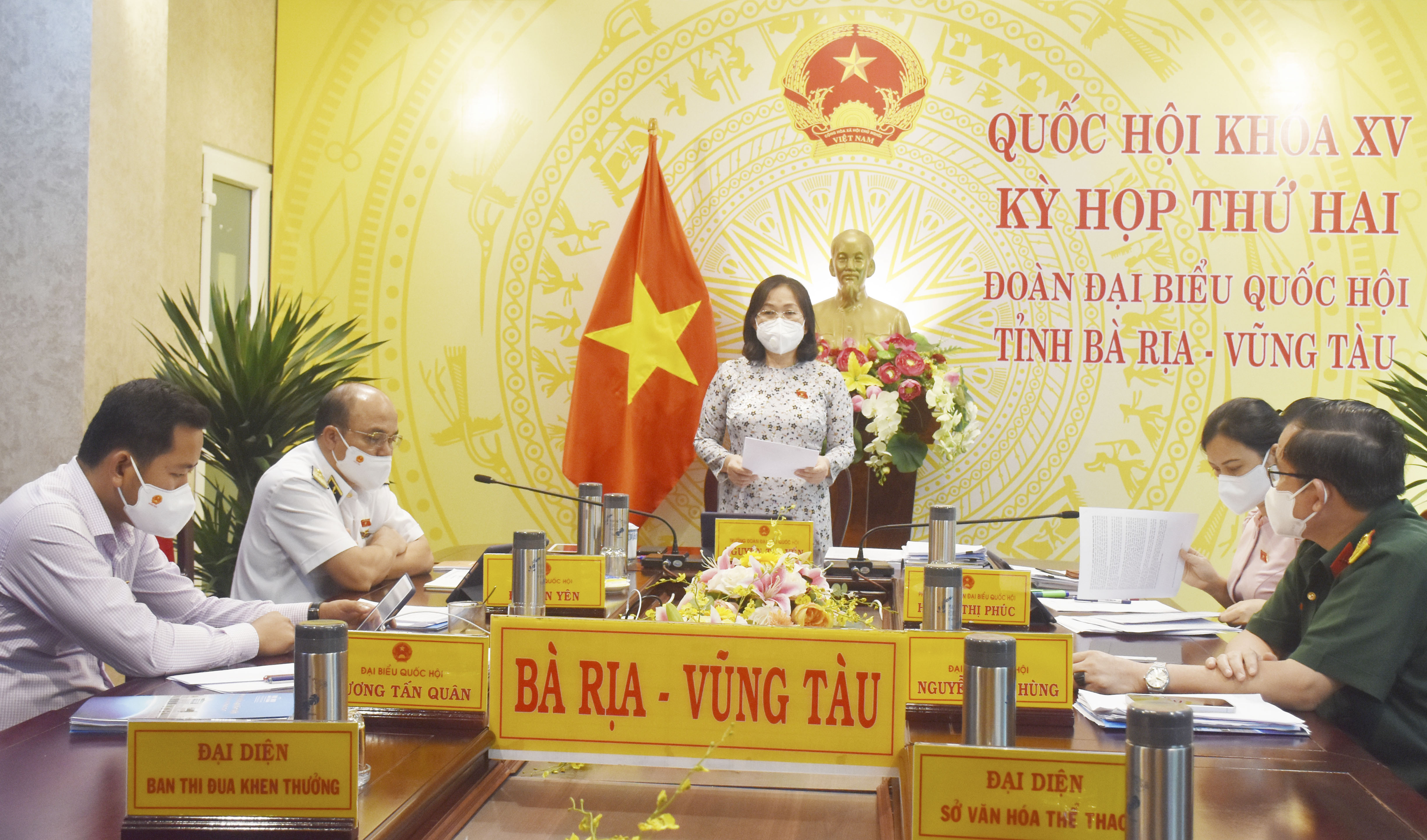 Bà Nguyễn Thị Yến, Phó Bí thư Thường trực Tỉnh ủy, Trưởng Đoàn ĐBQH tỉnh điều hành tổ thảo luận tại điểm cầu phòng họp Đoàn ĐBQH tỉnh BR-VT.