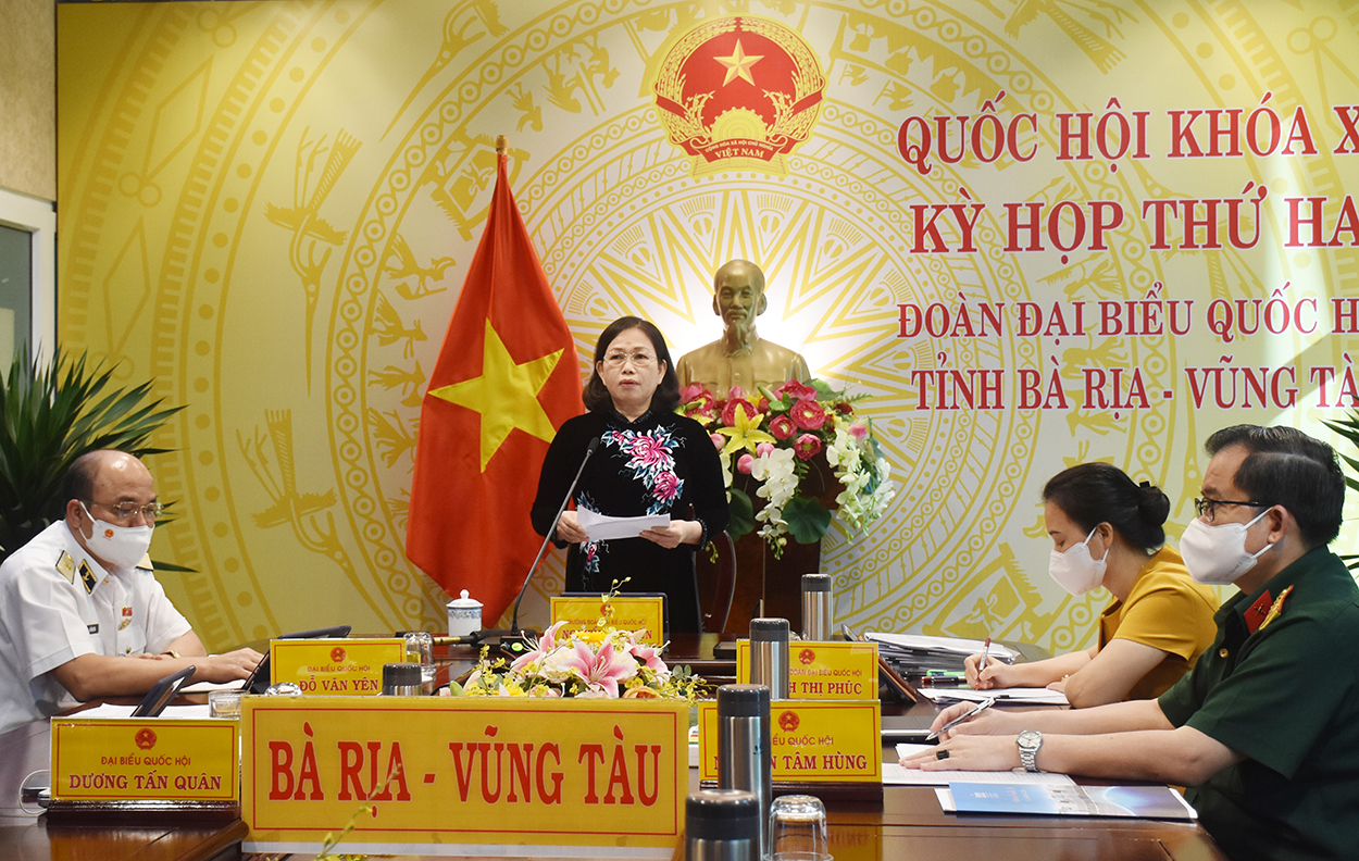 Bà Nguyễn Thị Yến, Phó Bí thư Thường trực Tỉnh ủy, Trưởng Đoàn ĐBQH tỉnh tham gia thảo luận trực tuyến  tại điểm cầu phòng họp Đoàn ĐBQH tỉnh BR-VT. Ảnh: MINH THIÊN