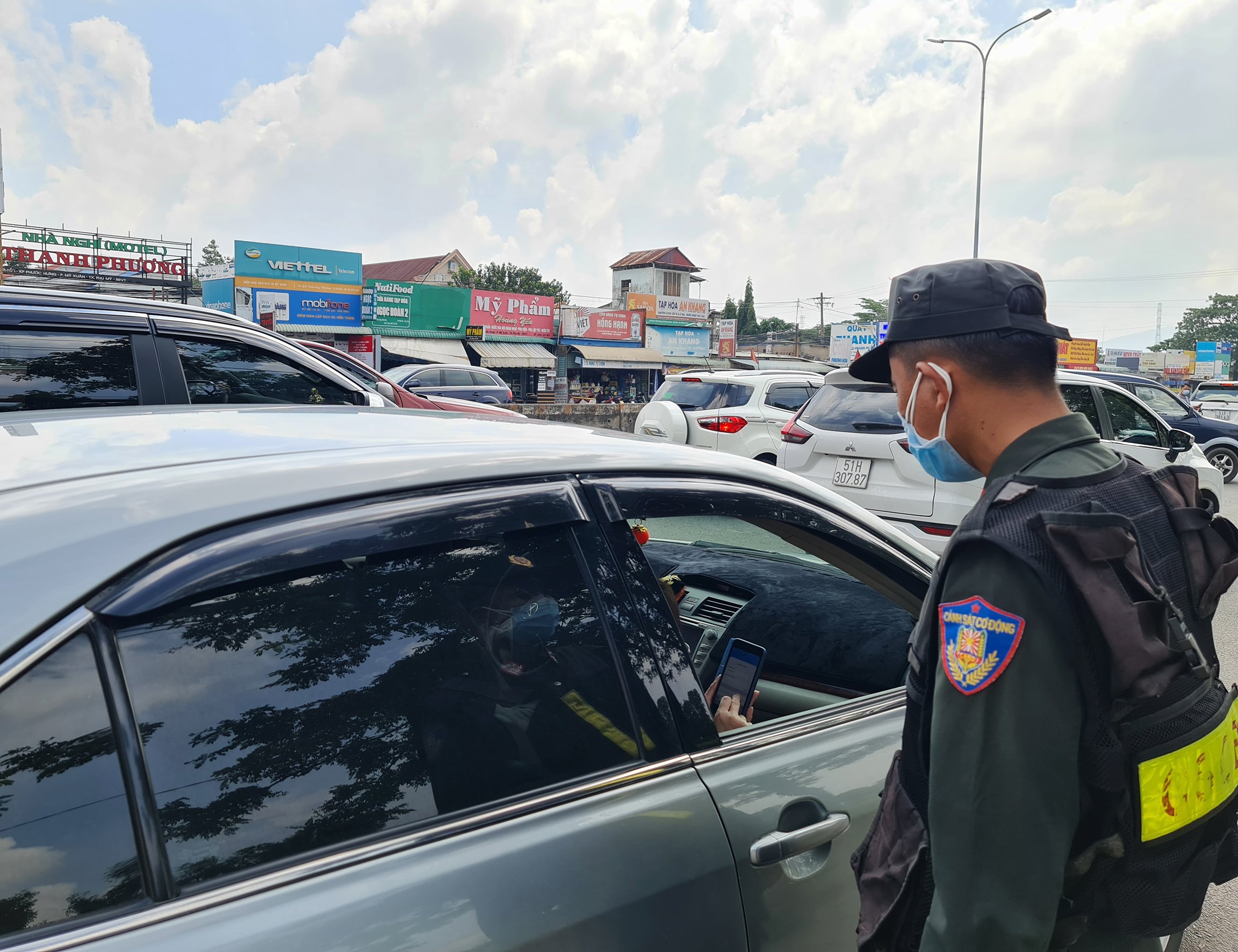 Lực lượng CSCĐ kiểm tra chứng nhận tiêm vắc xin của người qua chốt kiểm soát y tế trên Quốc lộ 51.
