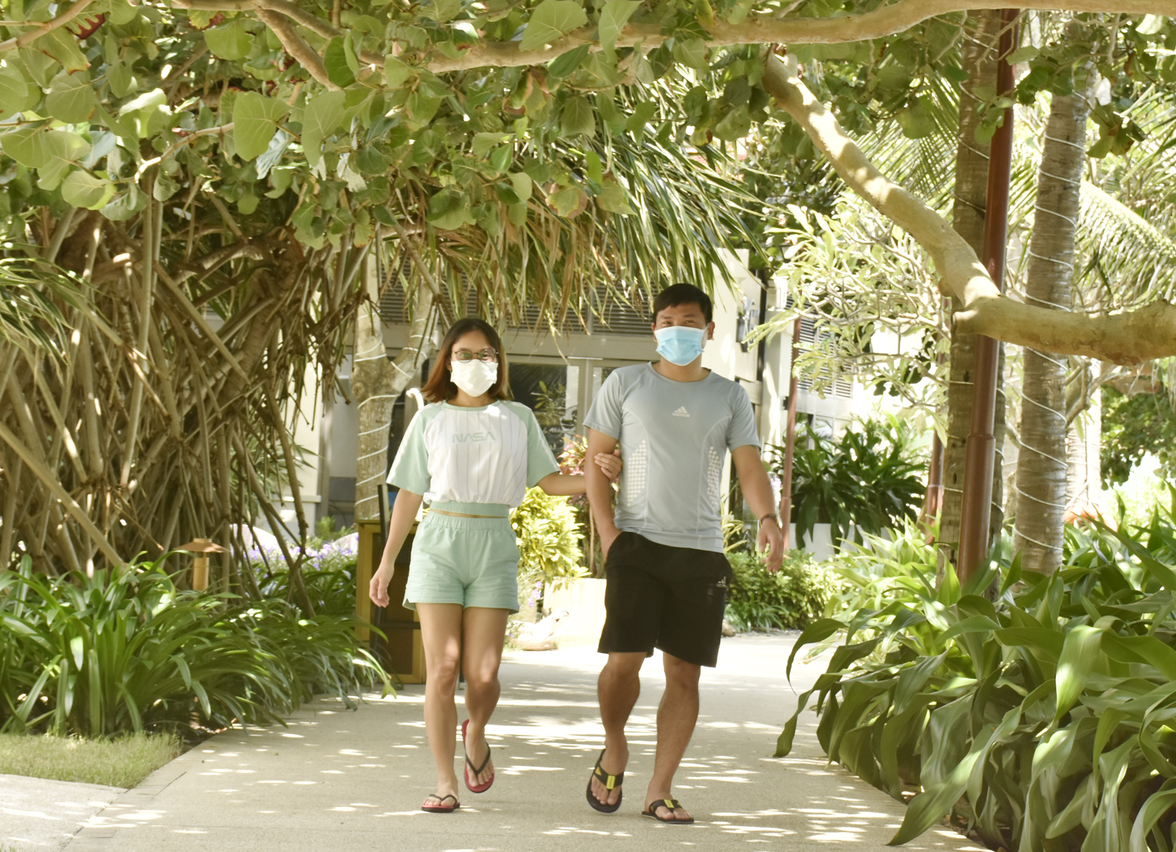 Du khách tản bộ trong khuôn viên The Grand Hồ Tràm Resort & Casino.