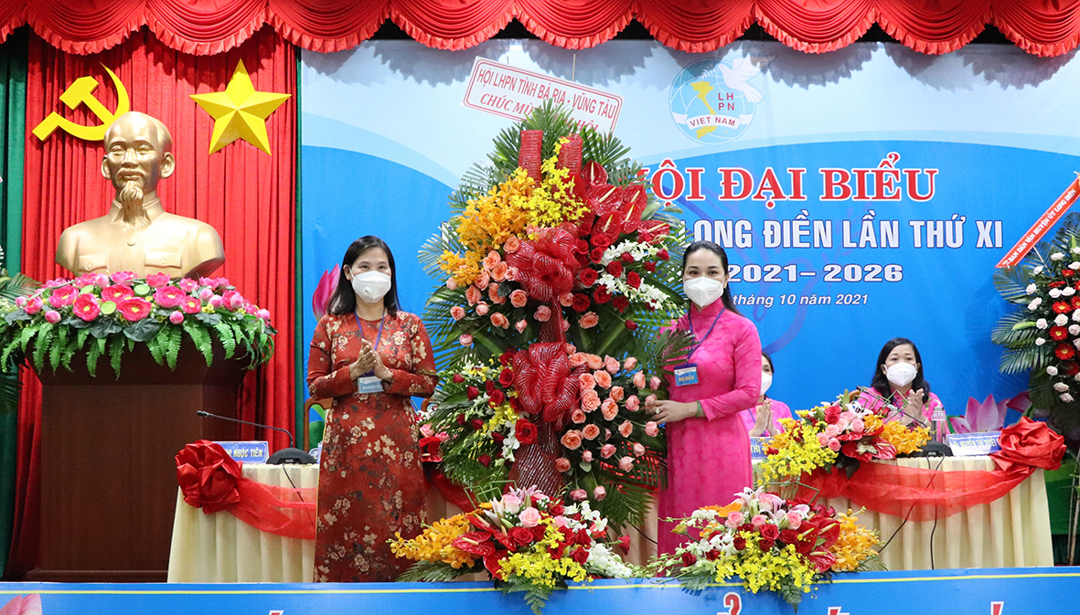 Bà Lê Thị Kim Thu, Chủ tịch Hội LHPN tỉnh (bên trái), tặng Lẵng hoa chúc mừng Đại hội.