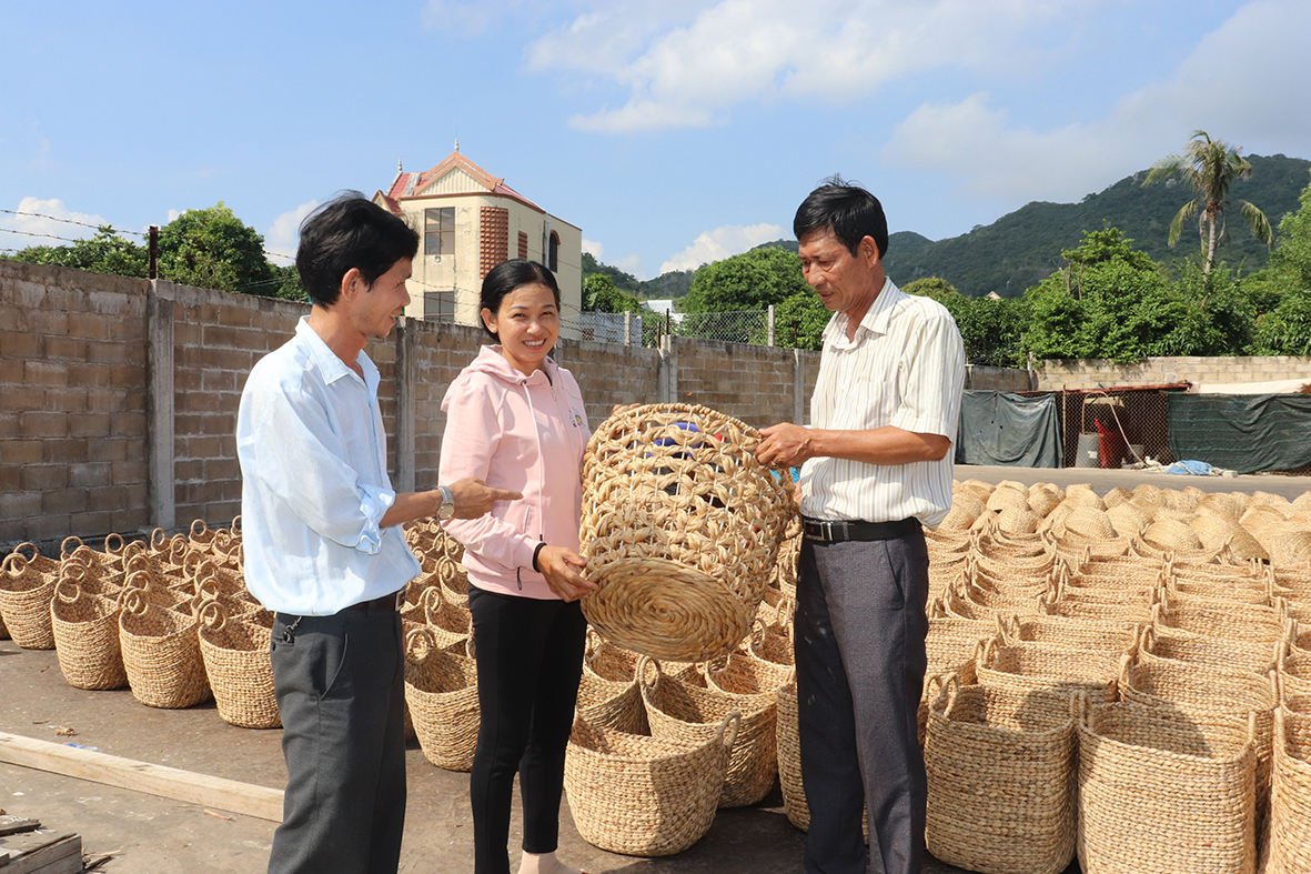 Cơ sở gia công đan lục bình của ông Lê Văn Đạt (TT. Long Hải, huyện Long Điền) đã tạo việc làm thường xuyên và thu nhập ổn định mỗi tháng từ 3-5 triệu đồng cho hàng trăm chị em phụ nữ trong huyện.
