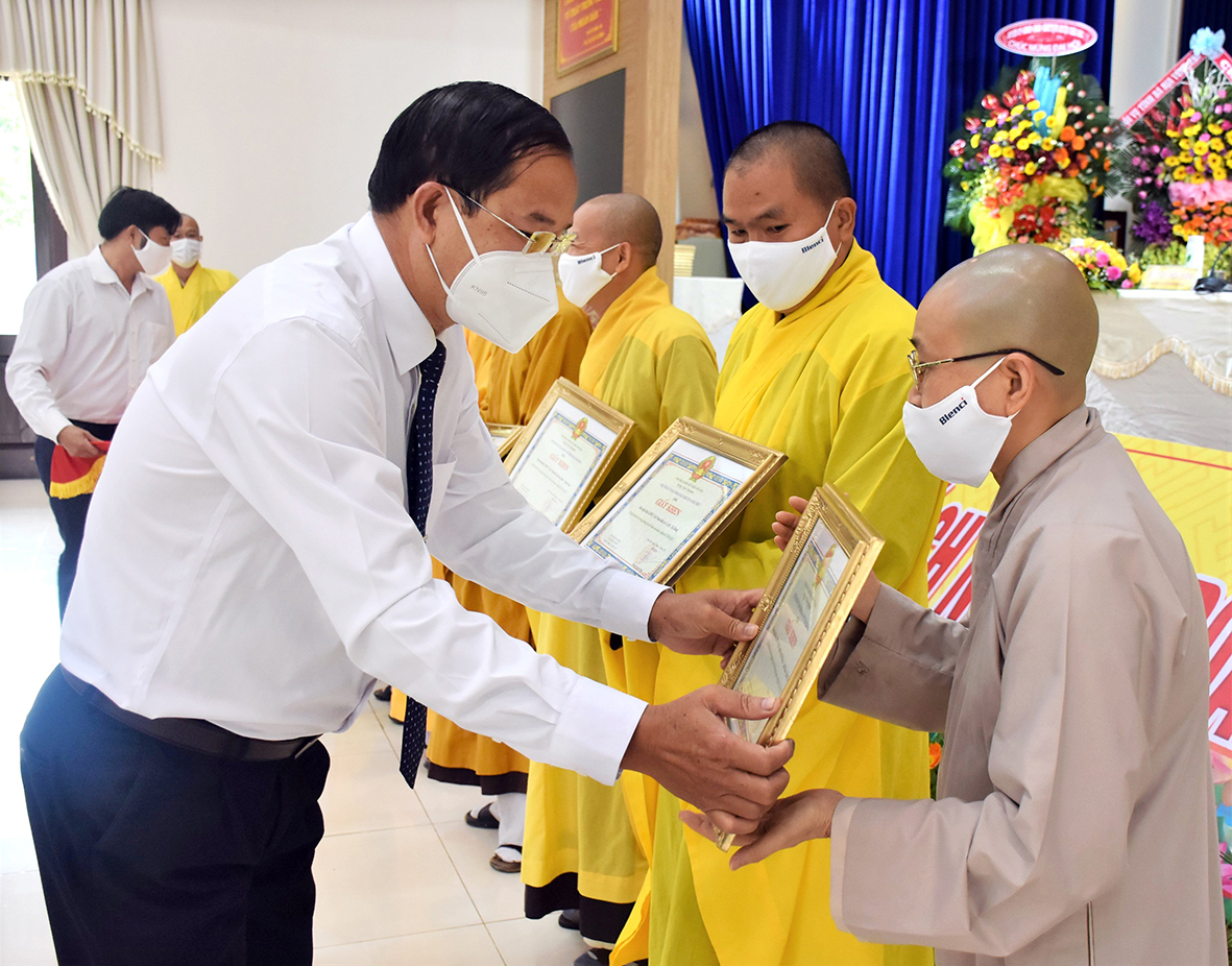 Lãnh đạo UBND huyện Châu Đức trao Giấy khen cho các tập thể đạt thành tích trong phong trào thi đua yêu nước, nhiệm kỳ 2016-2021.