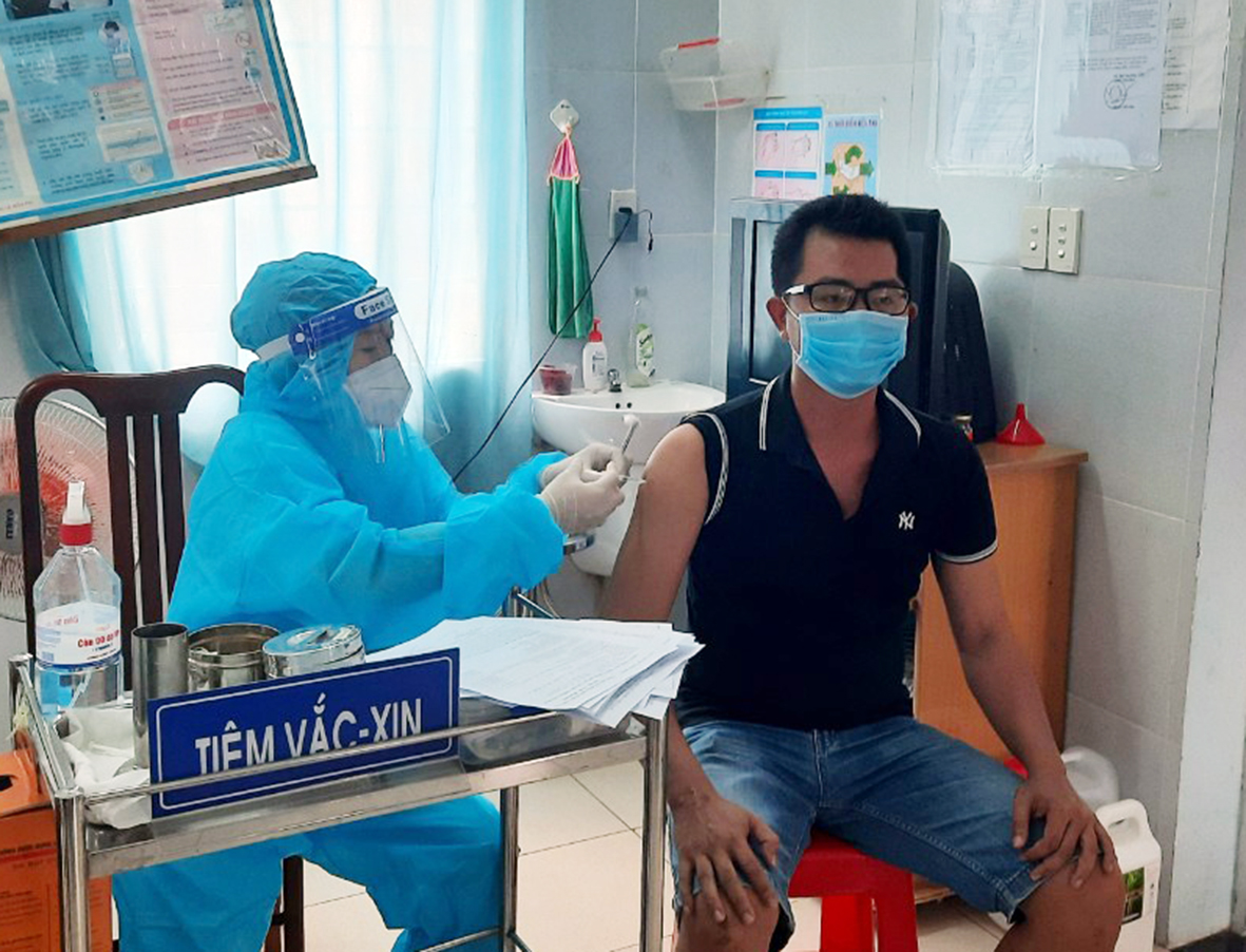 Nhân viên y tế xã An Ngãi tiêm vắc xin phòng COVID-19 cho người dân trên địa bàn.